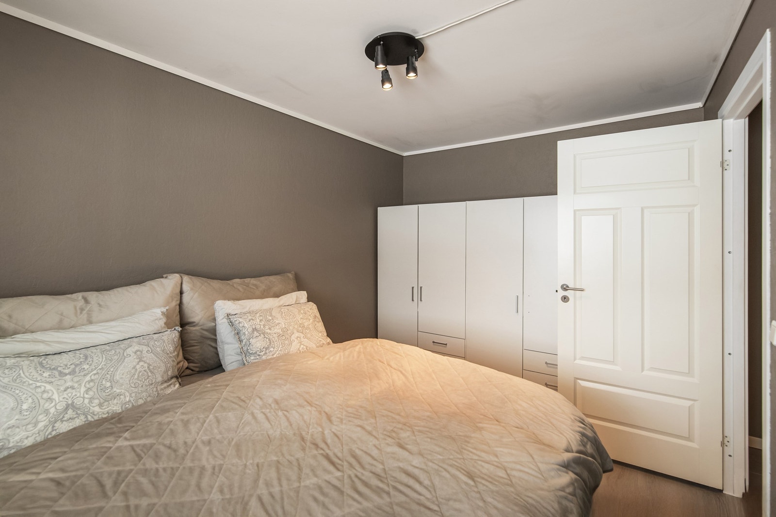 Soverom med garderobeskap Galleribilde