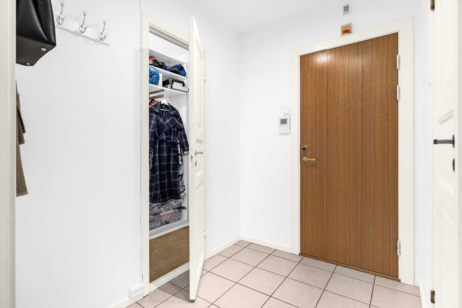 Du ønskes velkommen inn i en romslig entré med god plass til å sette fra deg sko og henge fra deg yttertøy. Galleribilde