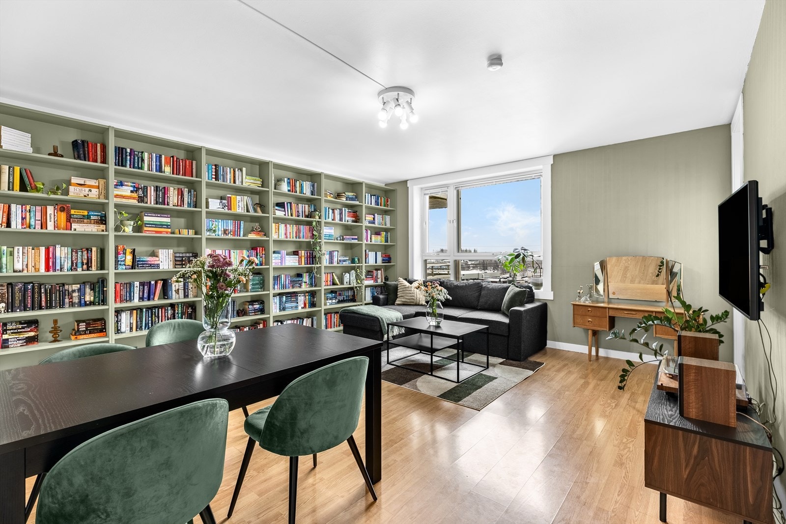 De store vindusflatene slipper inn rikelig med naturlig lys, som gir en god atmosfære i leiligheten. Galleribilde