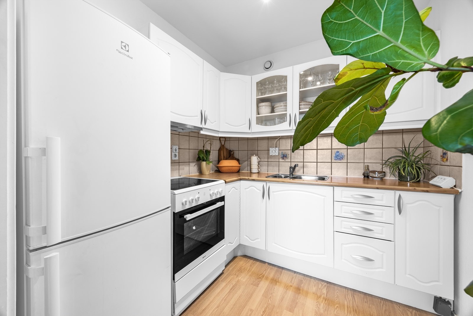 Kjøkkenet er funksjonelt utformet med gode arbeidsforhold og god skap- og benkeplass. Galleribilde