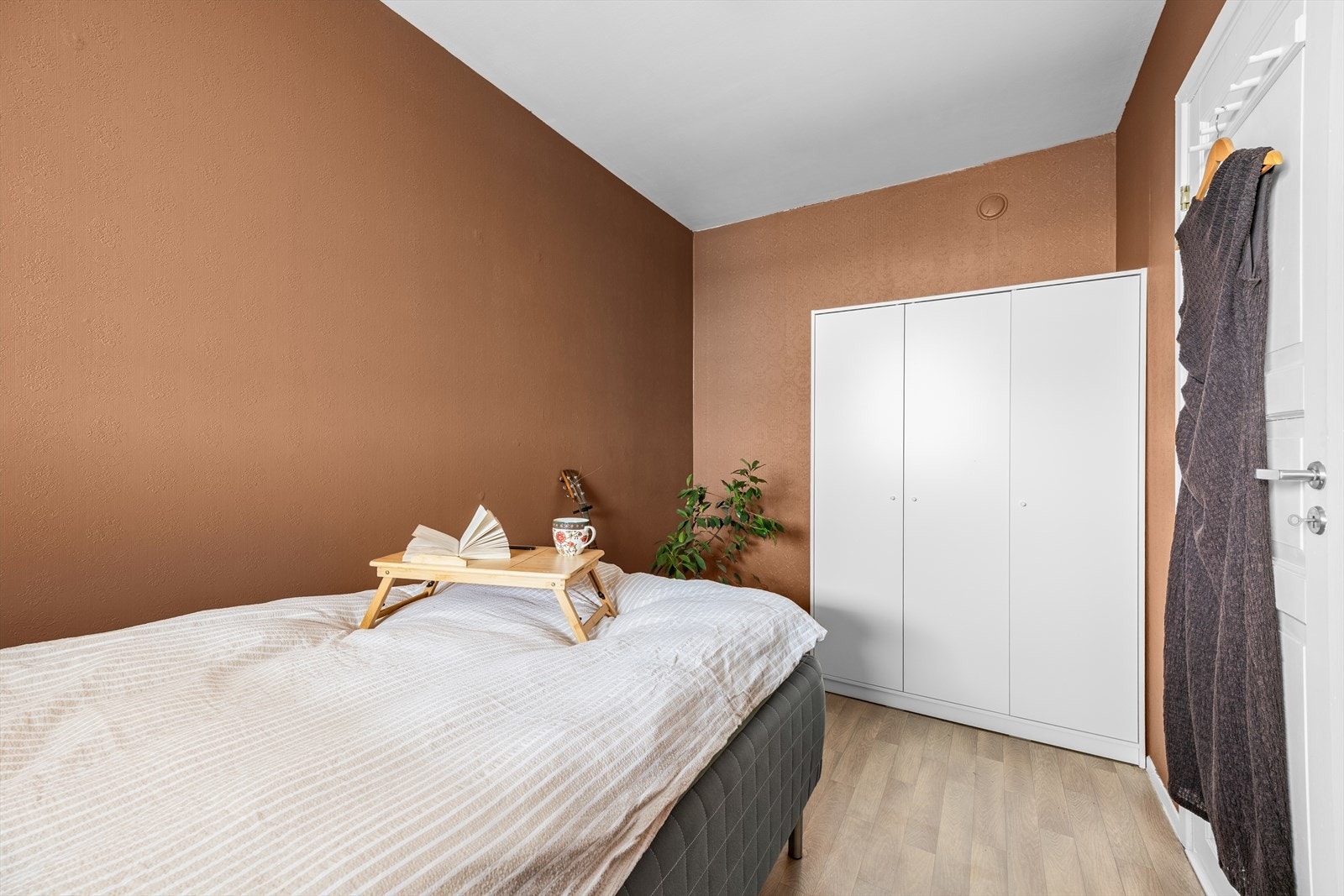 Gode oppbevaringsmuligheter med plass til garderobeskap. Galleribilde