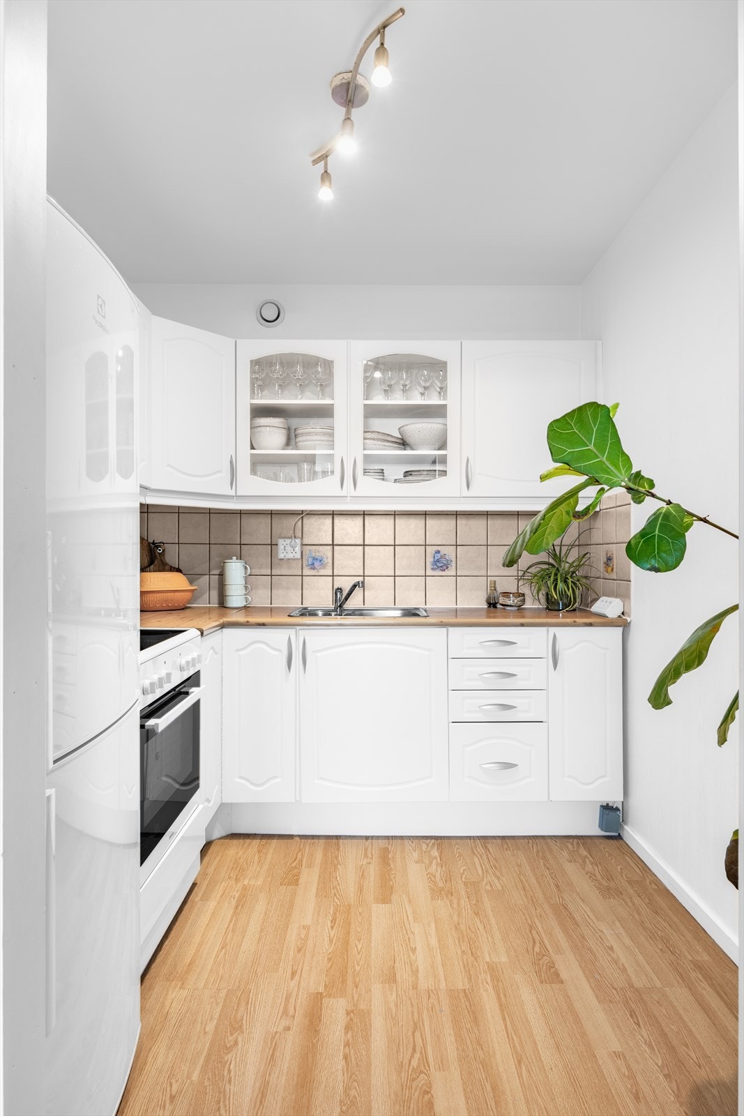 Kjøkkenet ligger i tilknytning til stuen men har en separert plass i hjemmet. Galleribilde