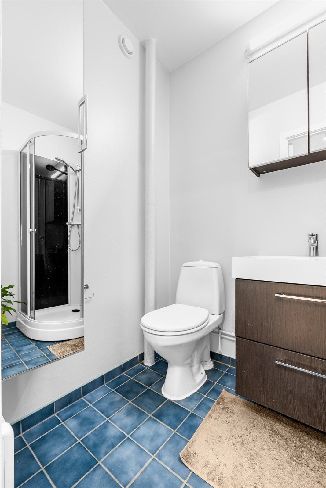 Gulvet er flisbelagt og rommet har oppvarming fra varmeovn. Galleribilde