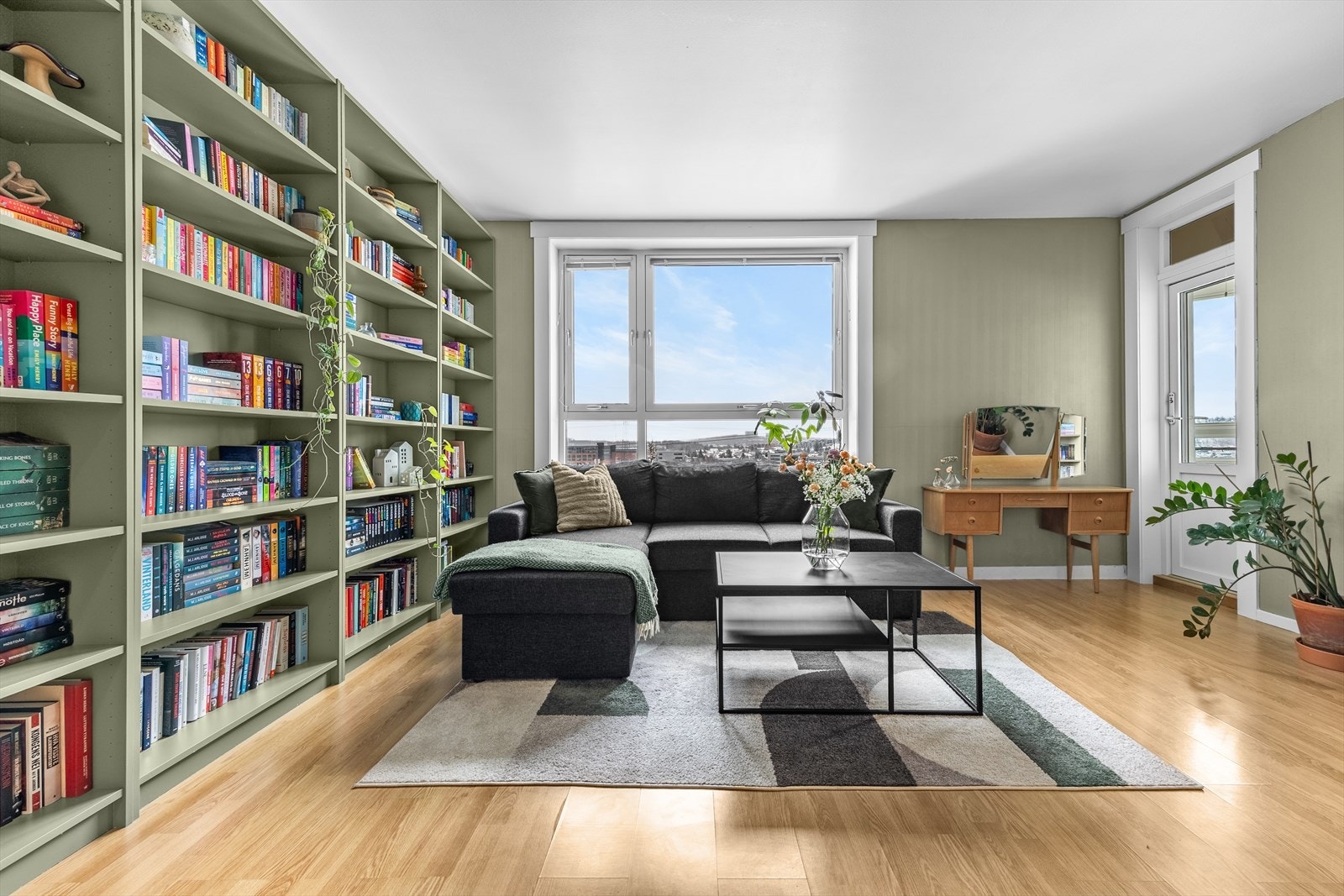 Stuen har masse naturlig lys, videre er det utgang til balkong. Galleribilde