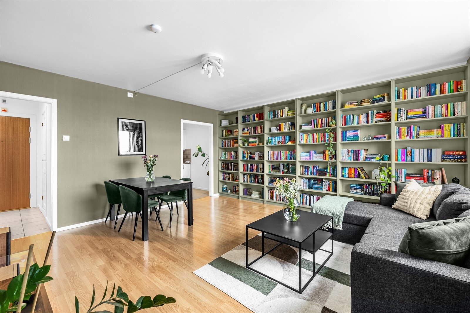 Stuen er et sosialt samlingspunkt for familie og venner, og passer ypperlig for store sammenkomster således som for avslapping. Galleribilde