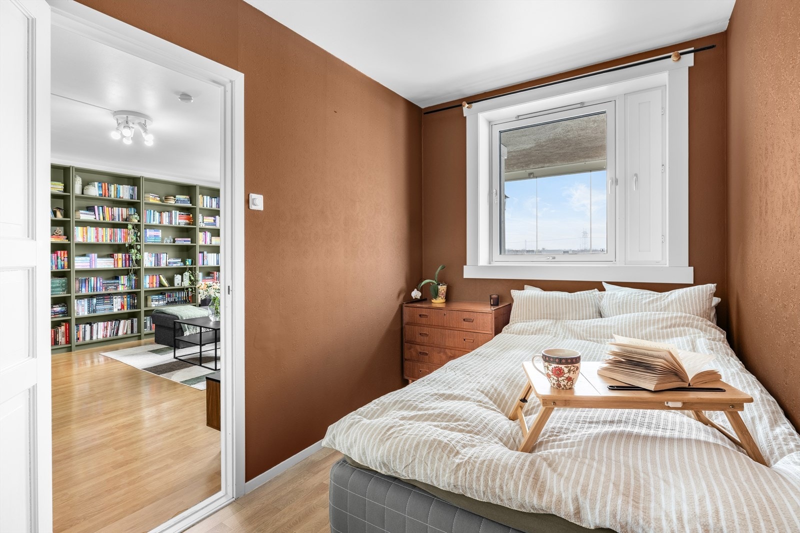 Soverommet har tilstrekkelig plass til en seng med tilhørende nattbord og annet nødvendig soveromsmøblement. Galleribilde