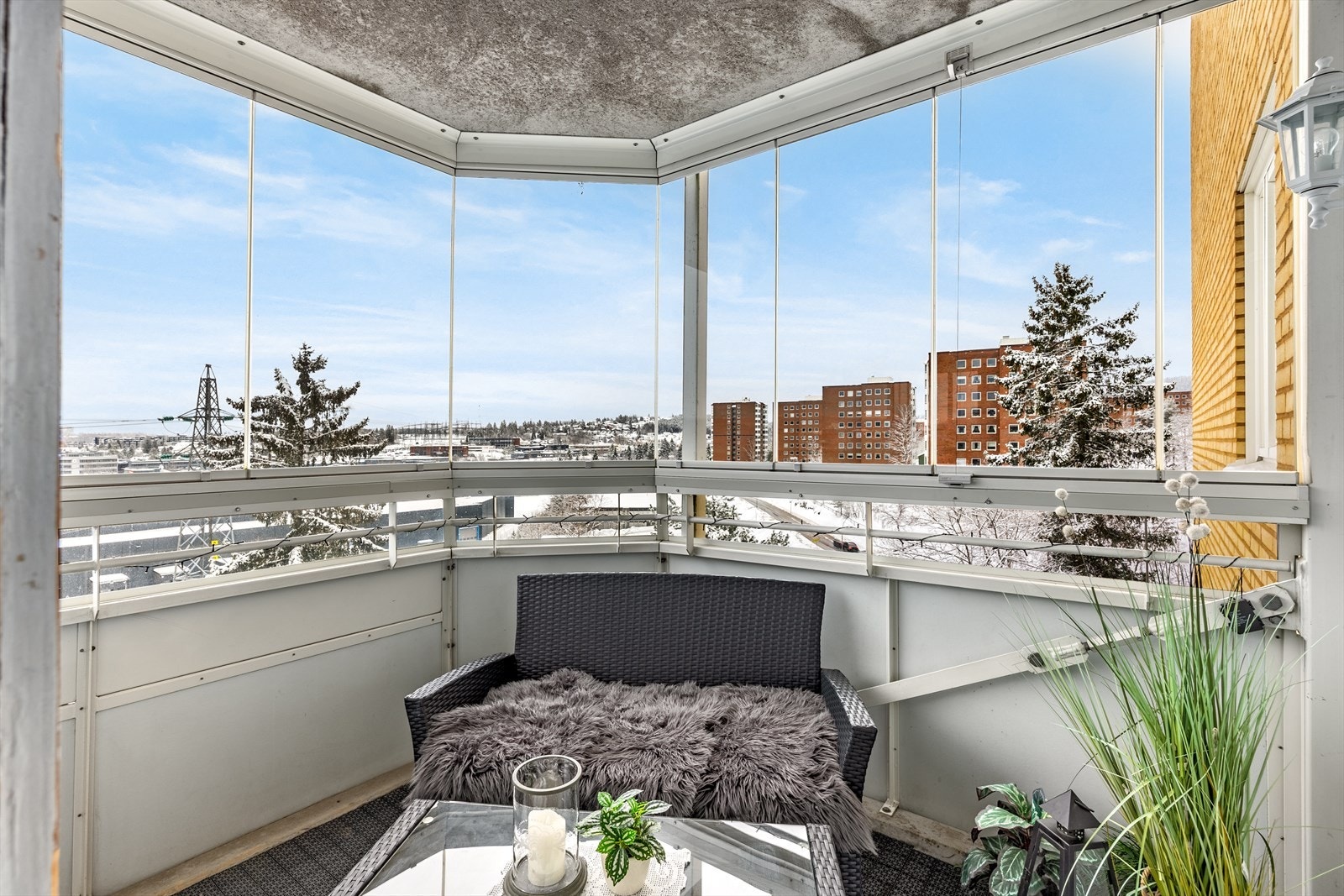 Fra stuen har du adgang til en herlig innglasset balkong på 7 m². Galleribilde