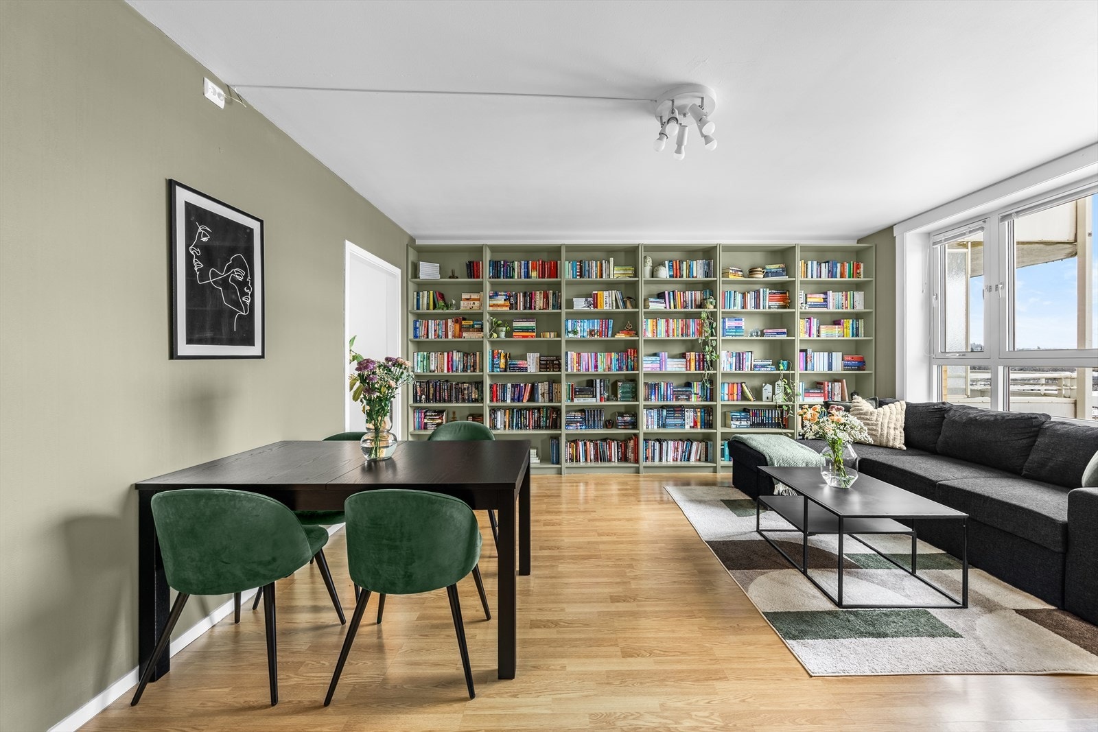 Stuen er enkel å innrede med diverse møbler og en komfortabel sofaseksjon. Galleribilde