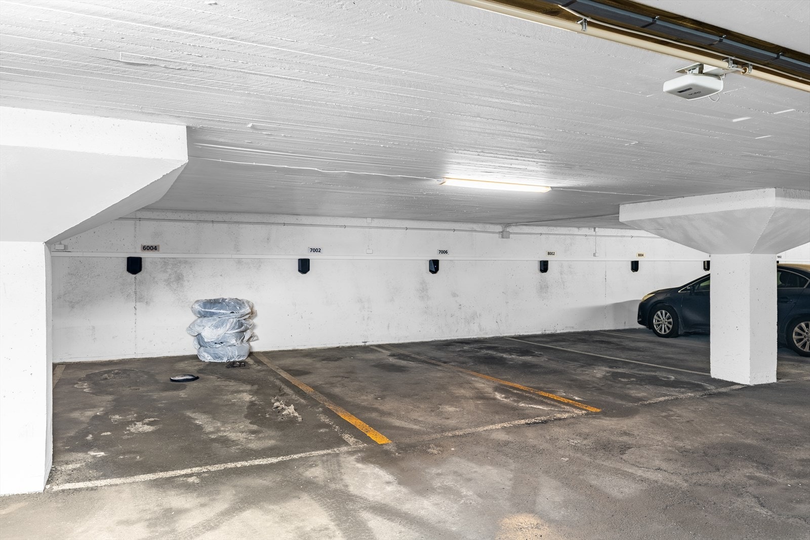 Leiligheten disponerer fast garasjeplass i innendørs fellesgarasjeanlegg. Galleribilde