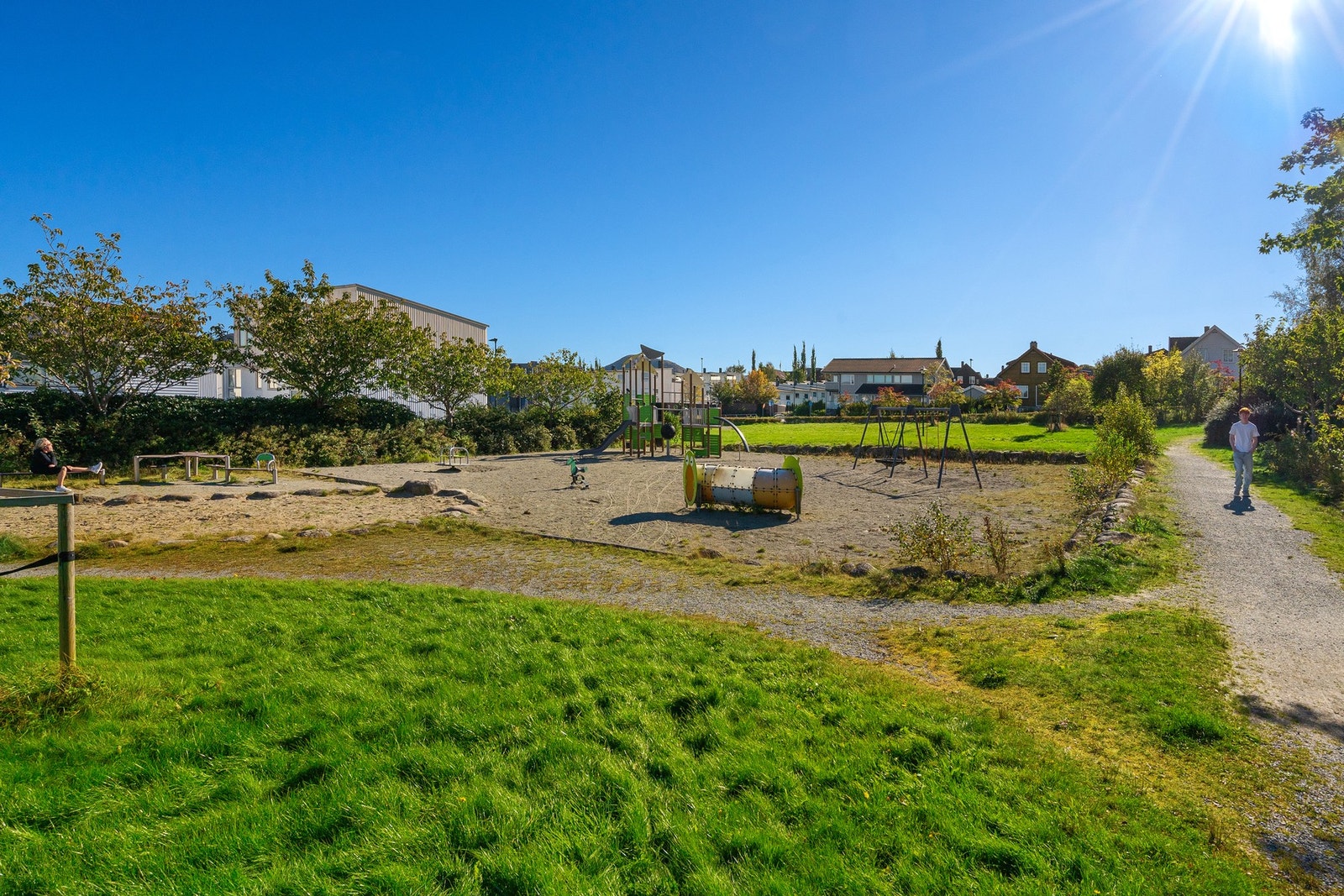 Nærområdet - Det er både lekeplasser, grøntområder og fotballøkke rett rundt hjørnet. Galleribilde