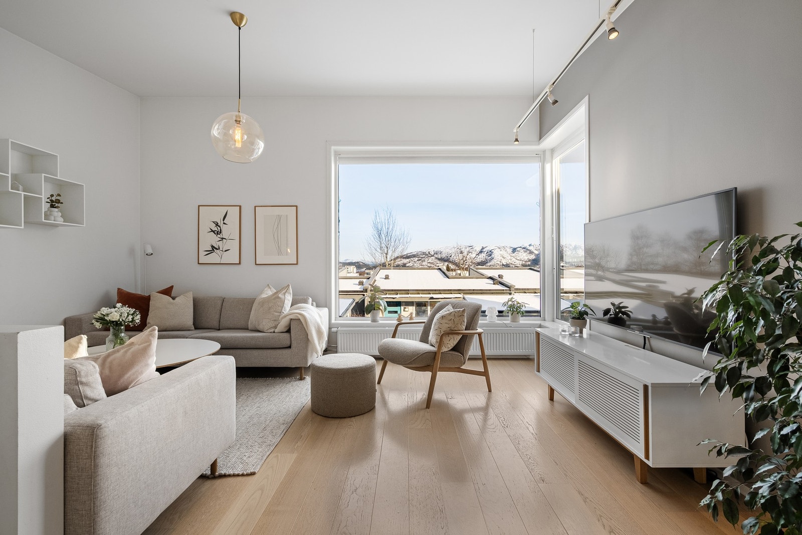 Stue-/kjøkkenområde er naturlig delt i flere soner. Galleribilde