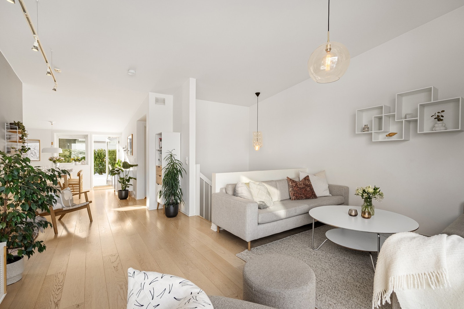 Rommet er gjennomgående med lysinnslipp fra flere himmelretninger. Galleribilde