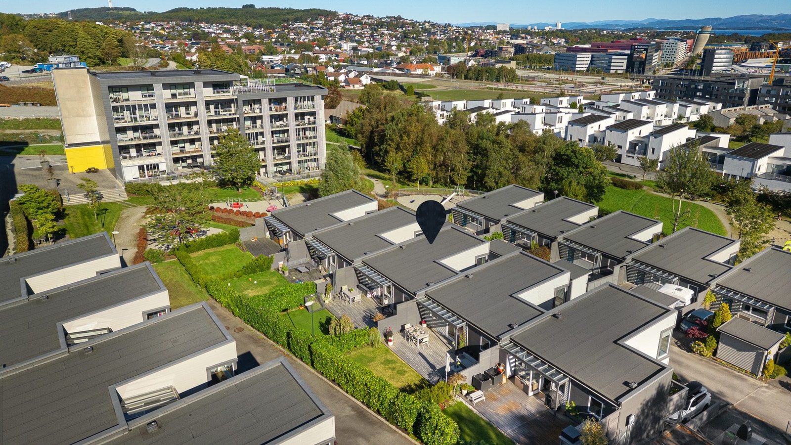 Boligen har herlige uteplasser og du kan nyte solen fra morgen til kveld. Galleribilde