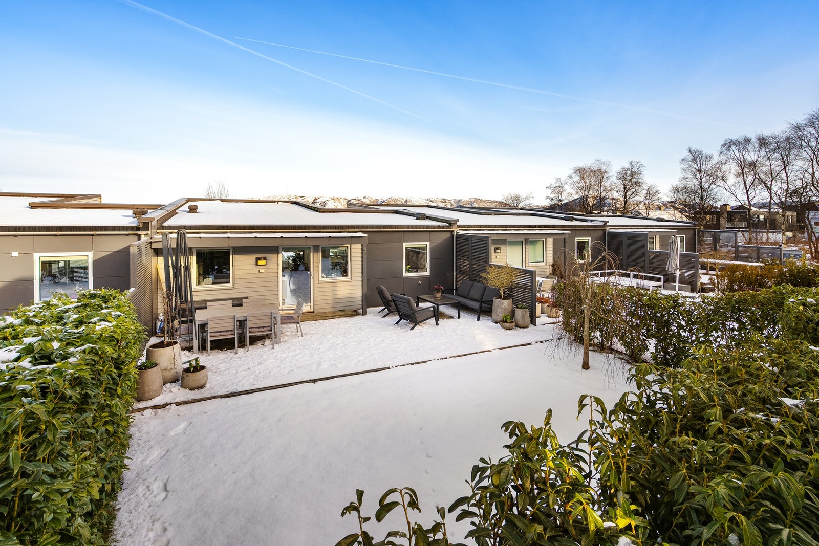 Hagen ligger sørvestvendt og har svært gode solforhold - gled deg til å tilbringe fine sommerdager her ute. Galleribilde