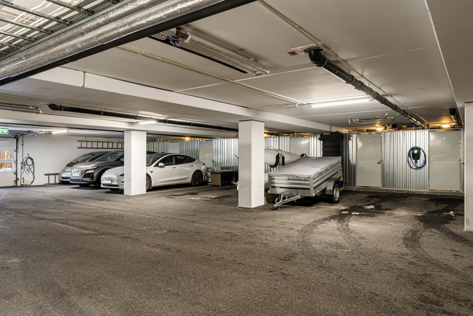 Boligen disponerer en ekstra stor parkeringsplass i garasjeanlegg. I tillegg er det to boder på tilsammen 10 kvm. Galleribilde