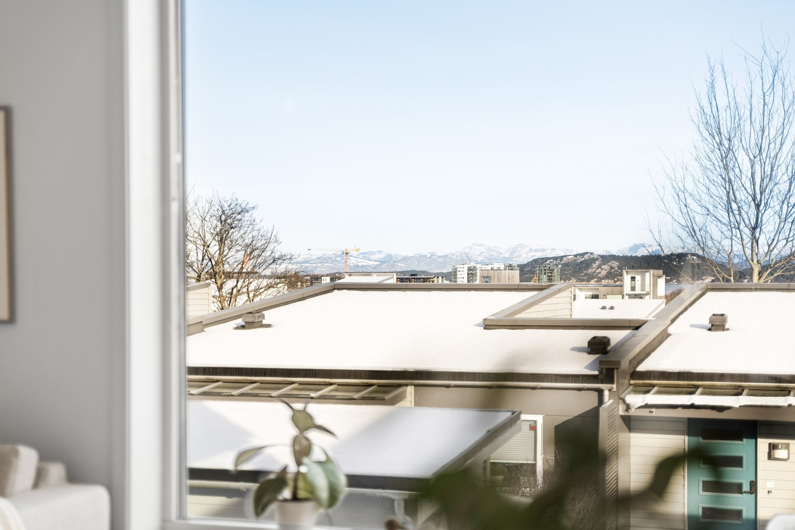 Det er fint utsikt over nærområdet, med fjellene i det fjerne. Galleribilde