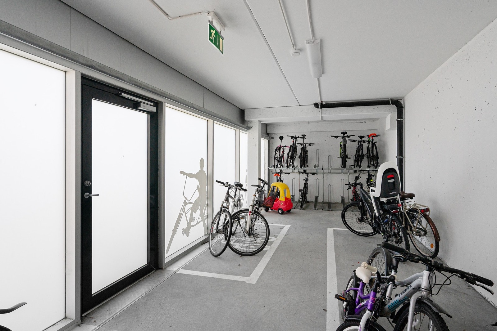 Felles sykkelparkering. Galleribilde