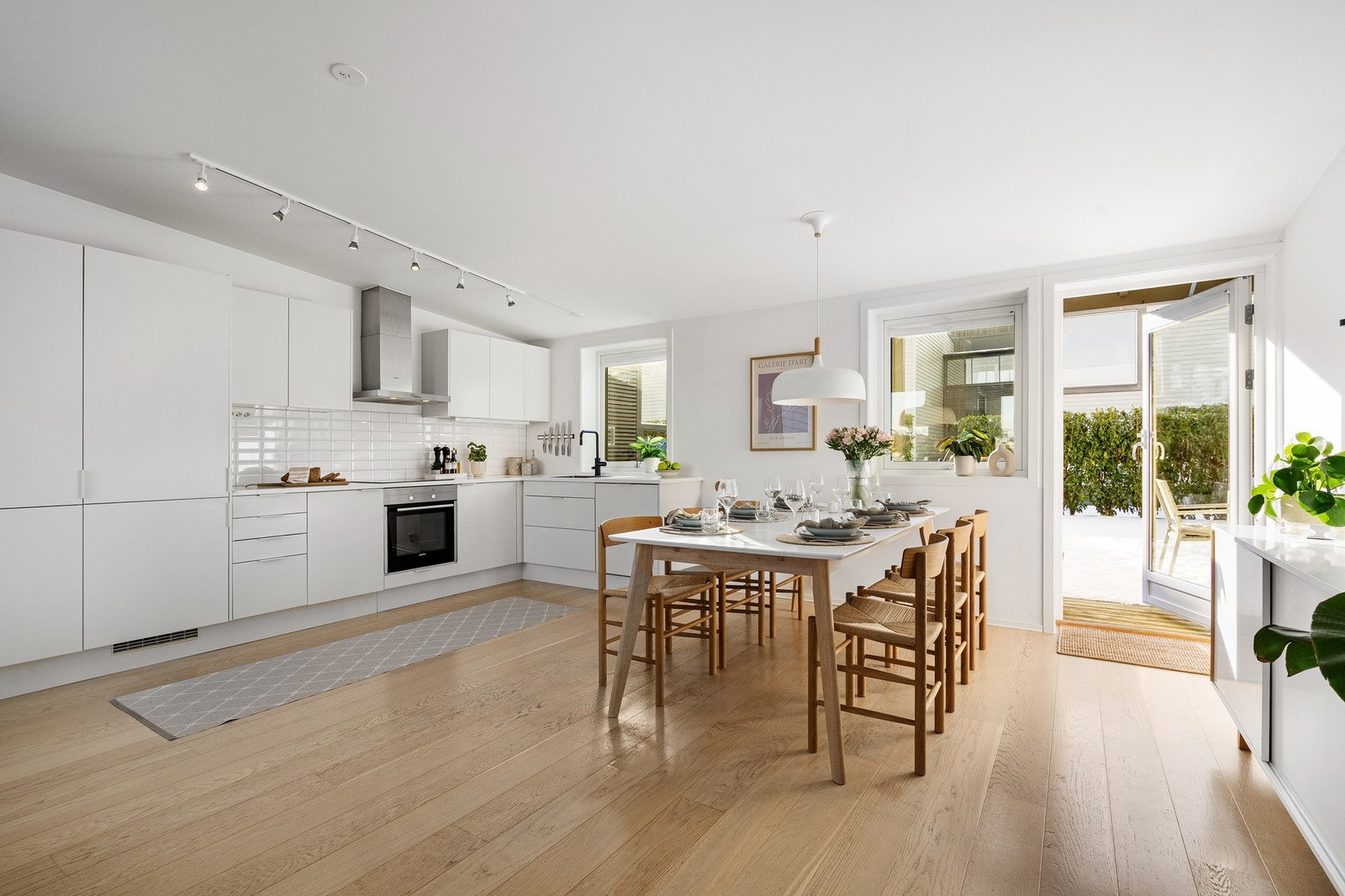 På fine sommerdager blir også uteplassen som en forlengelse av stuen. Galleribilde