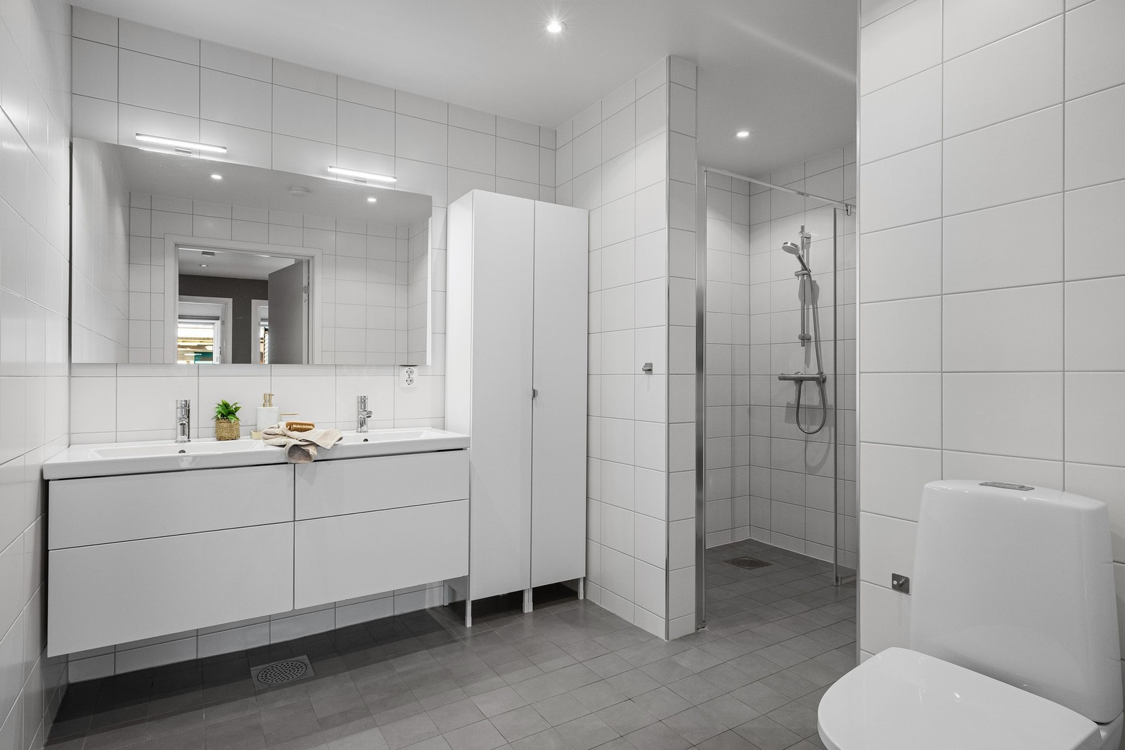 Romslig bad/vaskerom. Galleribilde