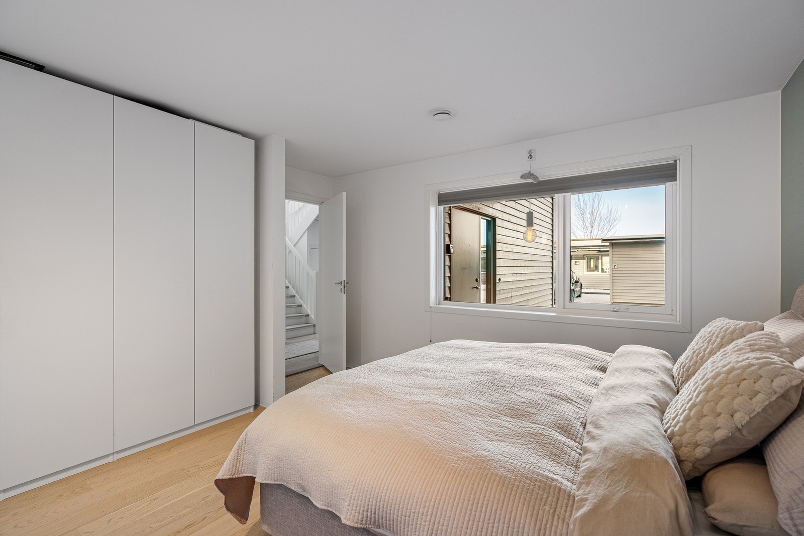 Hovedsoverommet er romslig og kan alternativt benyttes som en stue. Galleribilde