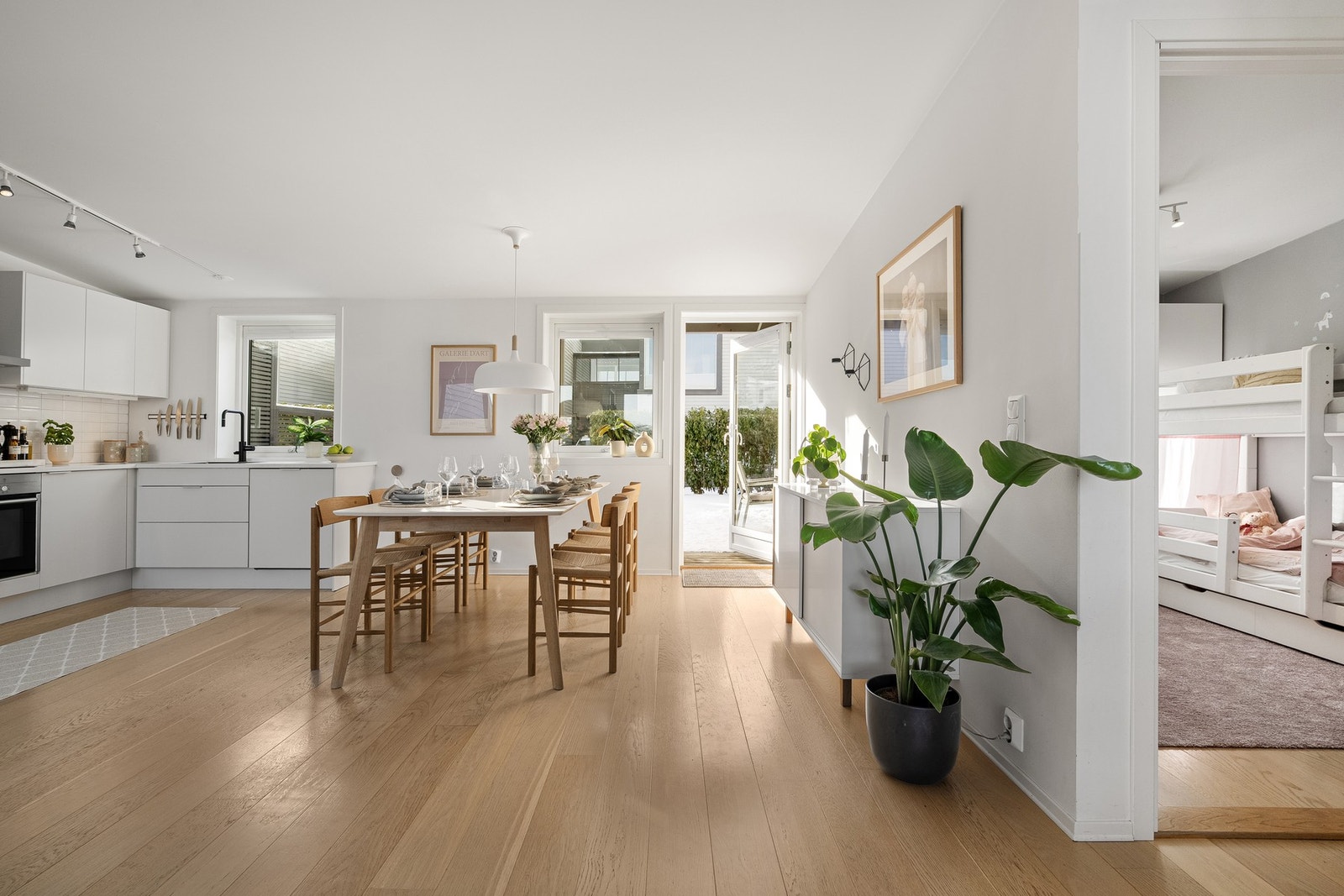 Det er god plass til å dekke langbord, enten det er barnebursdag eller juleselskap. Galleribilde