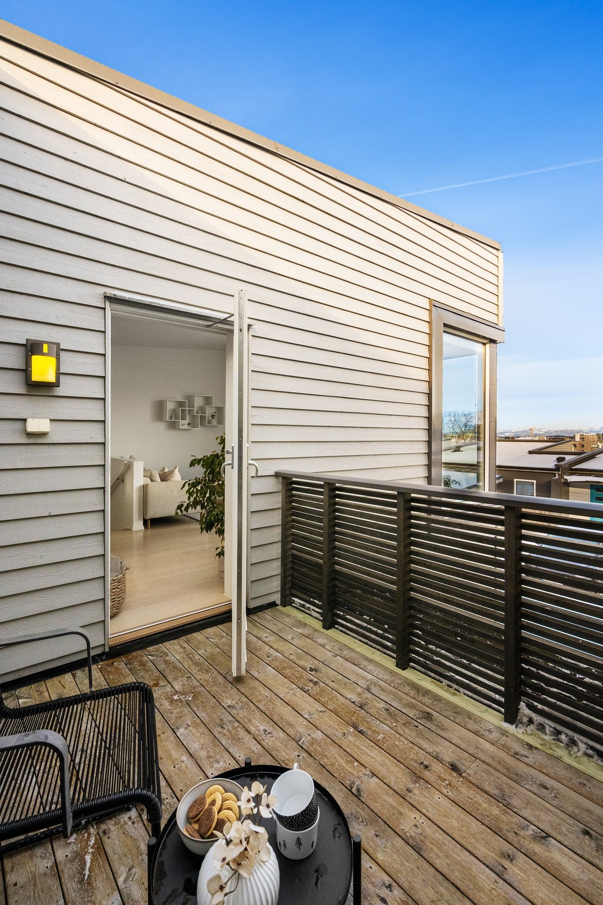 Fra stuen er det også utgang til en balkong mot øst. Galleribilde