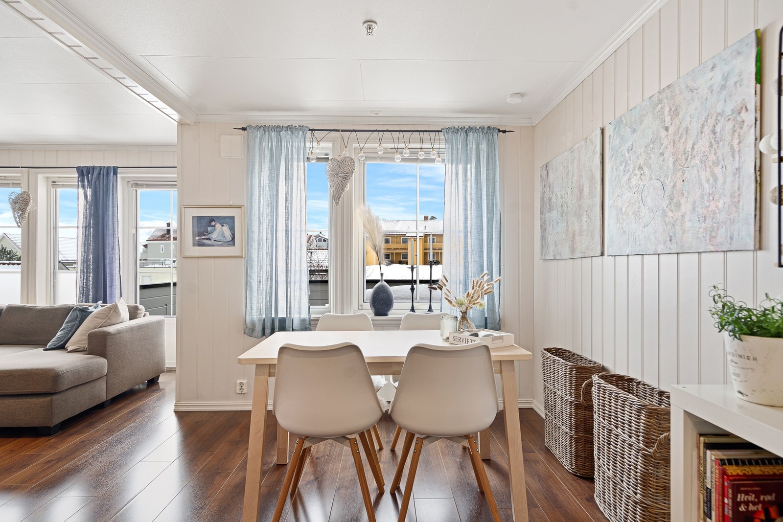 Her strømmer lyset inn gjennom vindusflater og balkongdør, og gir rommet et åpent og luftig preg. Galleribilde