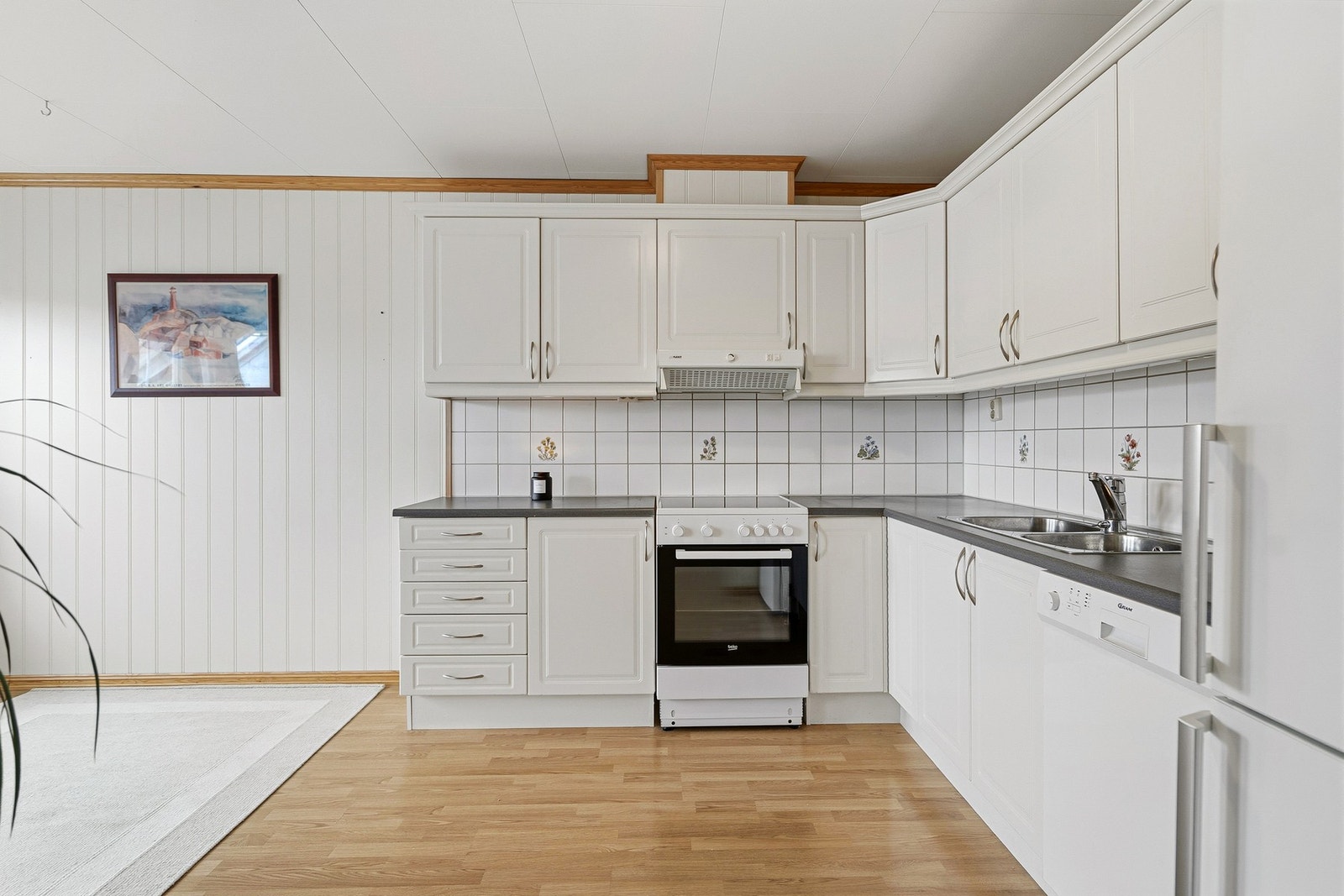 Kjøkkenet har tilsvarende innredning og hvitevarer, og er godt tilpasset utleie eller privat bruk. Galleribilde