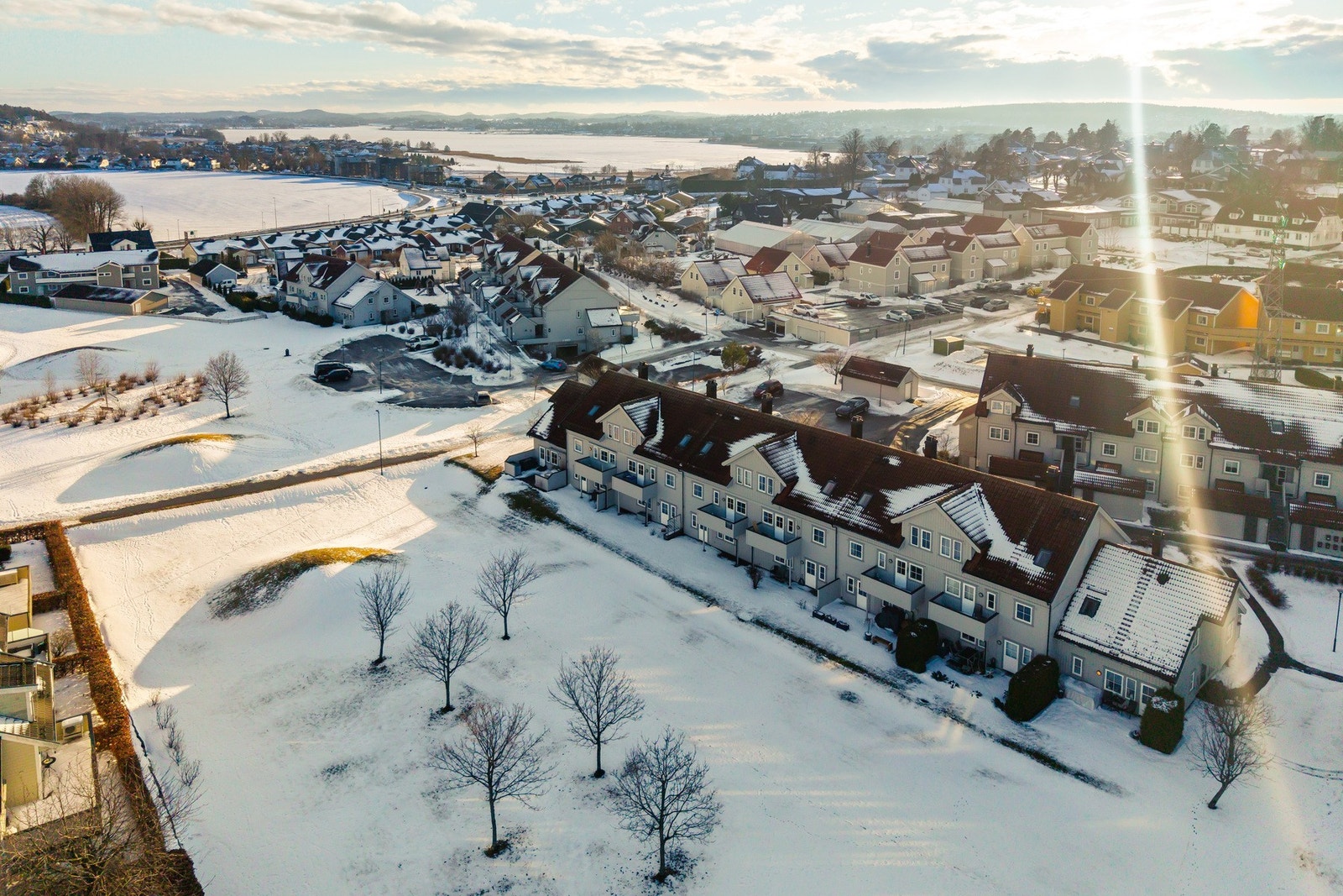 I nærområdet finner du Olsrød Park med dagligvarebutikk, treningssenter med basseng, lege- og helsesenter, apotek og øvrige servicetilbud. Det er også kort vei til Tolvsrød, med blant annet Meny, kjøpesenter og et bredt utvalg av butikker og tjenester. Galleribilde