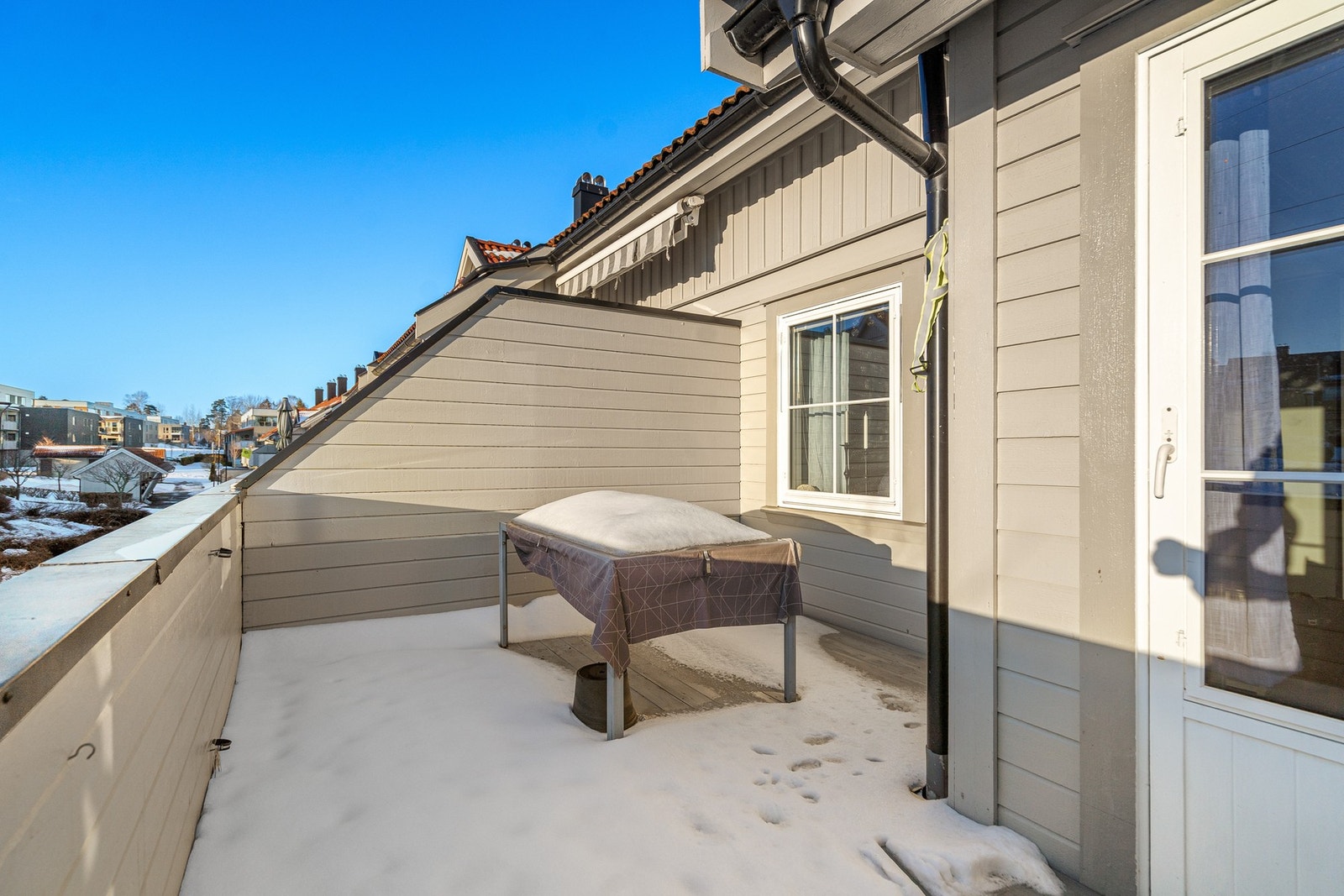 Fra stuen er det utgang til balkong med gode solforhold - en perfekt plass for morgenkaffen, rolige ettermiddager eller hyggelige kvelder. Galleribilde