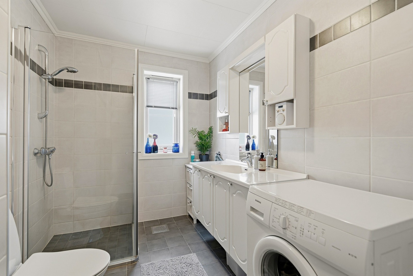 Delikat flislagt bad av nyere standard i hovedenheten. Galleribilde