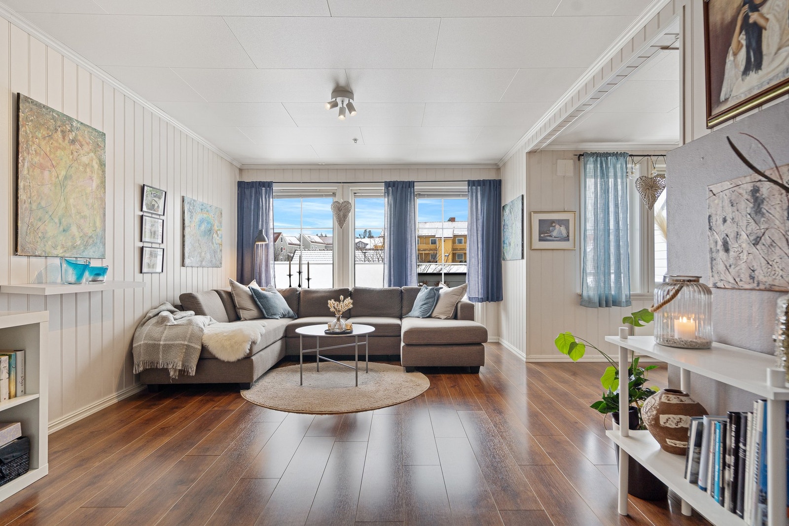 Leiligheten ønsker deg velkommen med en gjennomført og trivelig atmosfære, hvor planløsningen er godt tilpasset både hverdagsliv og sosiale sammenkomster. Galleribilde