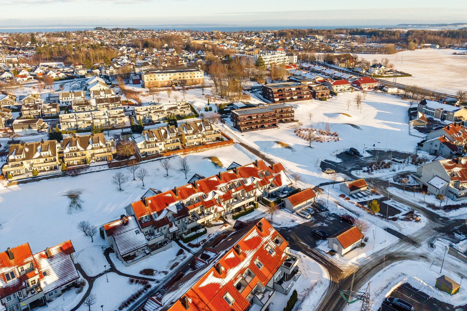 Eiendommen ligger i et veletablert og etterspurt boområde med rolige, solrike omgivelser. Her bor du tilbaketrukket og fredelig, samtidig som du har kort vei til alt du trenger i hverdagen. Området er kjent for sin gode trivsel og passer like godt for bar Galleribilde