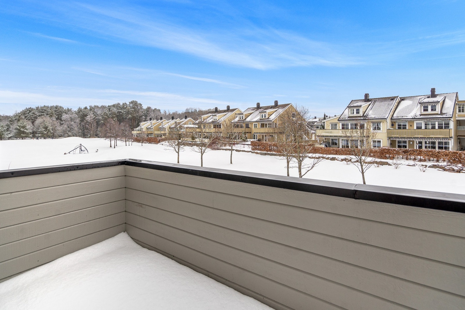 Fra hovedsoverommet er det utgang til leilighetens andre balkoing. Nydelig plass for morgenkaffen. Galleribilde