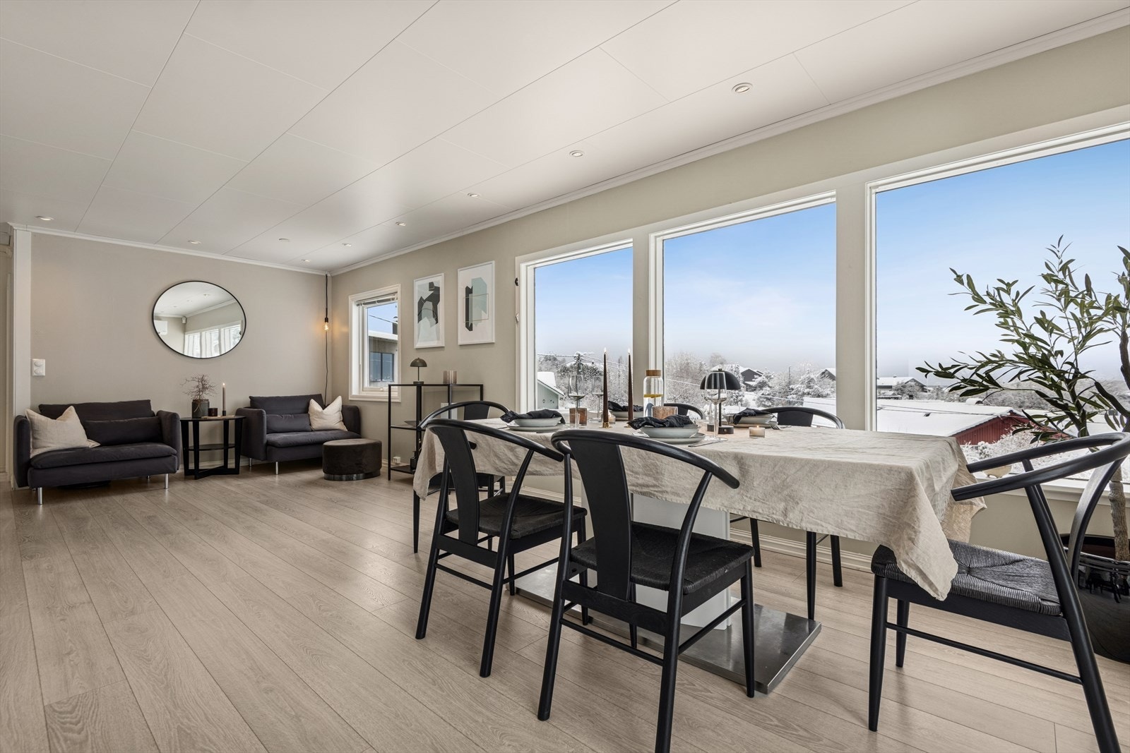 Store vinduer og spotter skaper en behagelig og innbydende atmosfære. Galleribilde