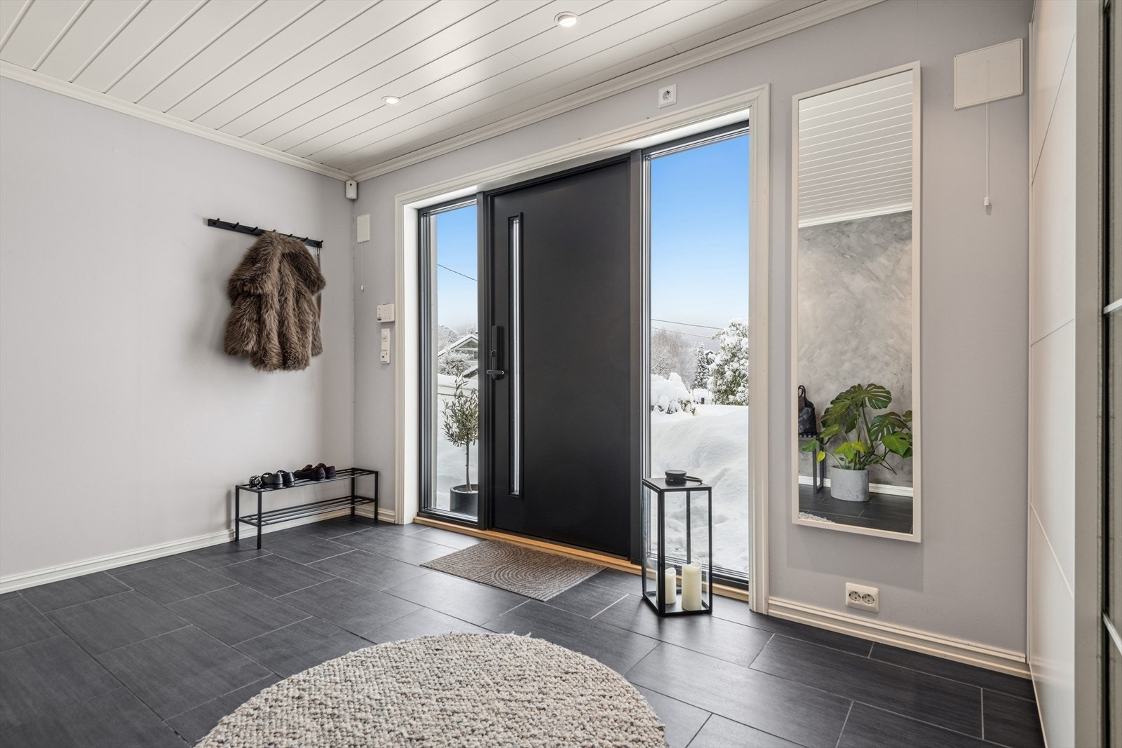 Ny ytterdør med sidevinduer slipper inn rikelig med dagslys. Galleribilde