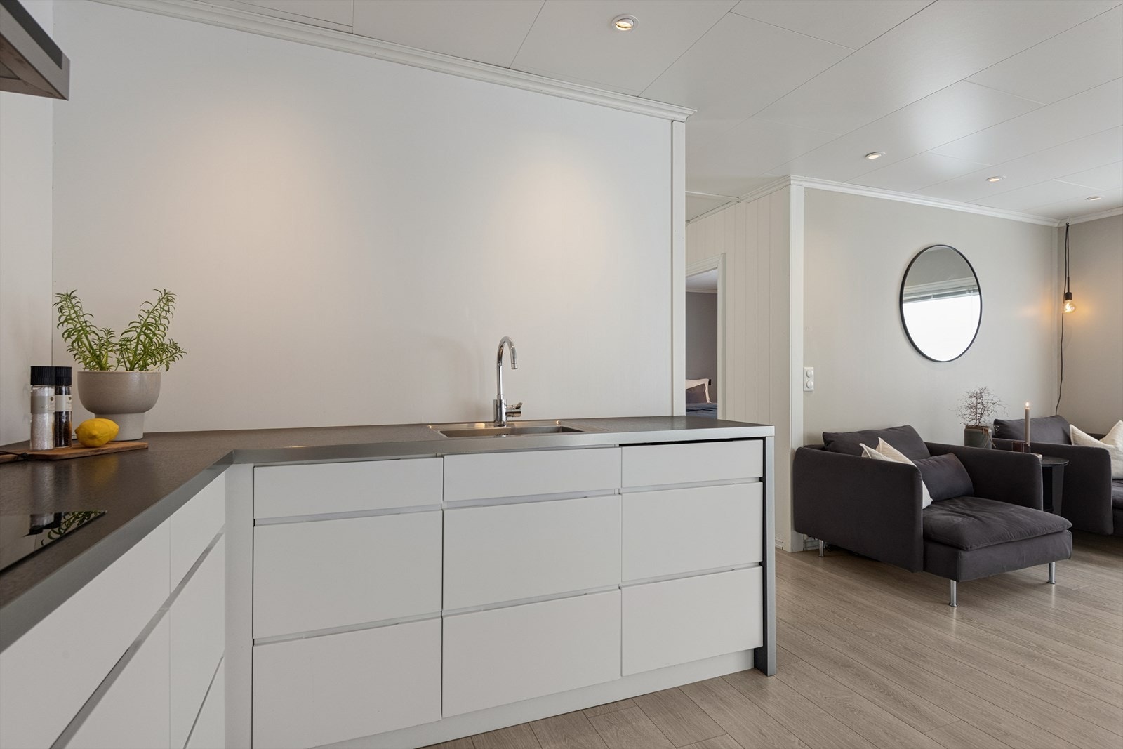 Et funksjonelt og tidløst kjøkken - perfekt for både hverdagsmat og selskaper. Galleribilde