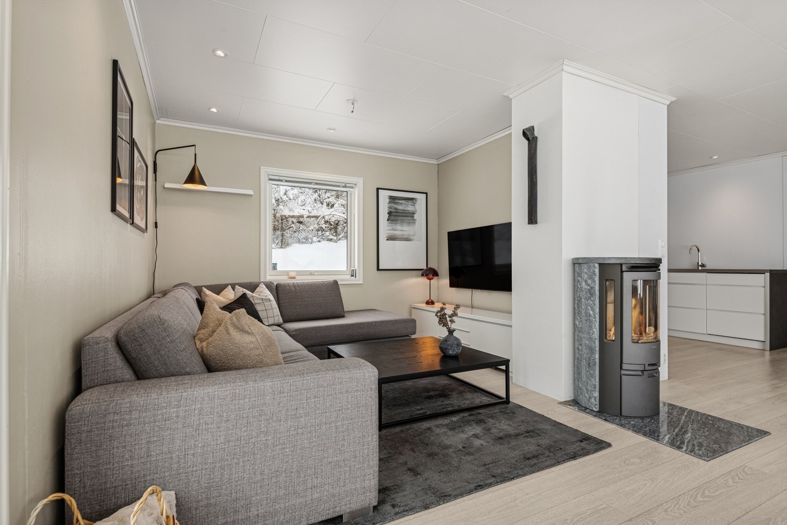 Lun og trivelig tv-sone med klebersteinsovn som gir varme og hygge. Galleribilde