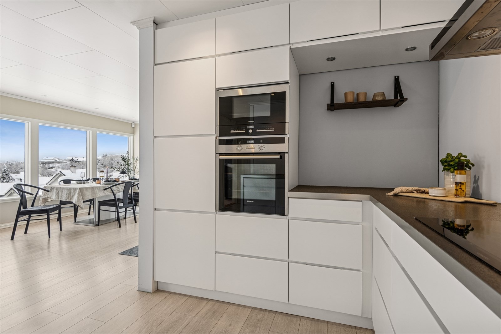 Benkeplate i laminat med underlimt vask gir et helhetlig og rent uttrykk. Galleribilde