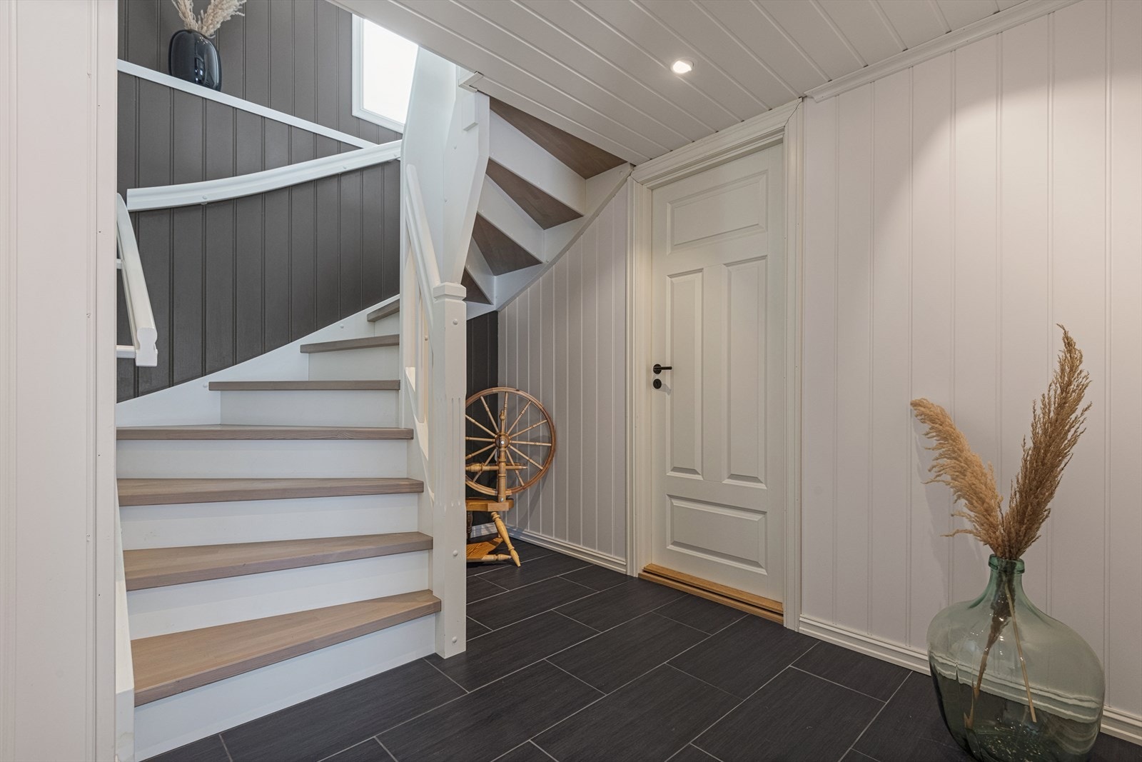 Praktisk entré med god garderobeløsning og smart plass under trappen. Alle rom i etasjen unntagen bod har varmekabler. Galleribilde