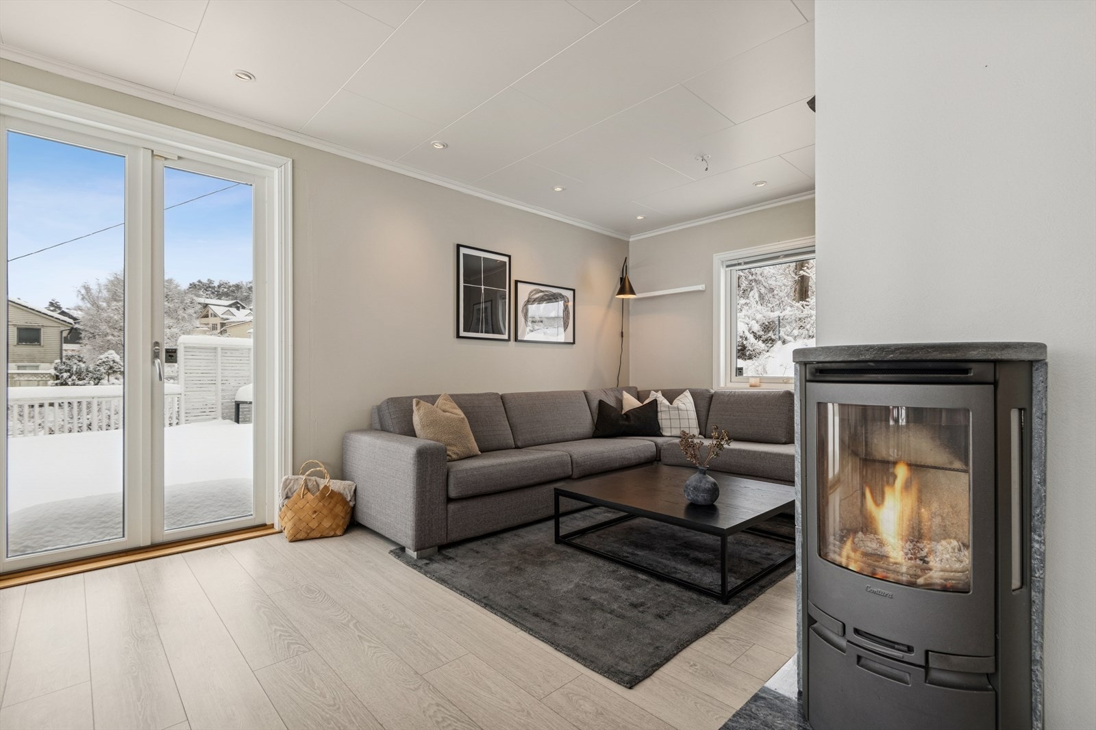 Behagelig stuedel med gjennomgående lyse overflater og godt lysinnslipp. Galleribilde