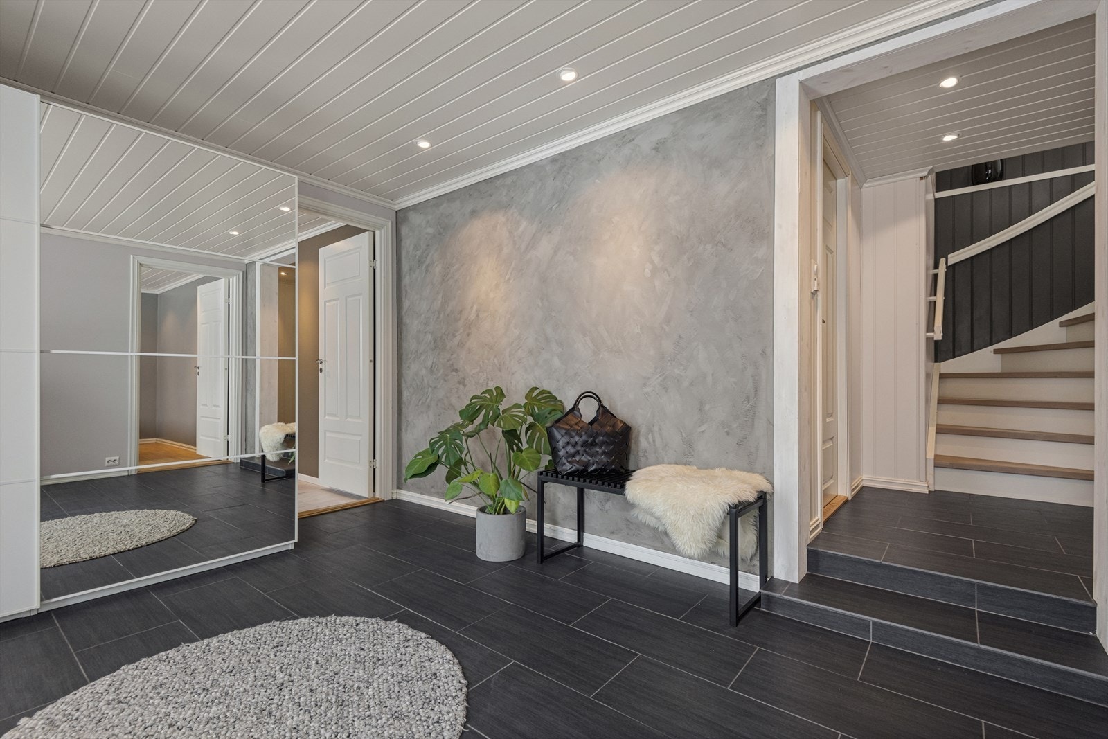 Innbydende hall med fliser, downlights og god plass til oppbevaring. Galleribilde