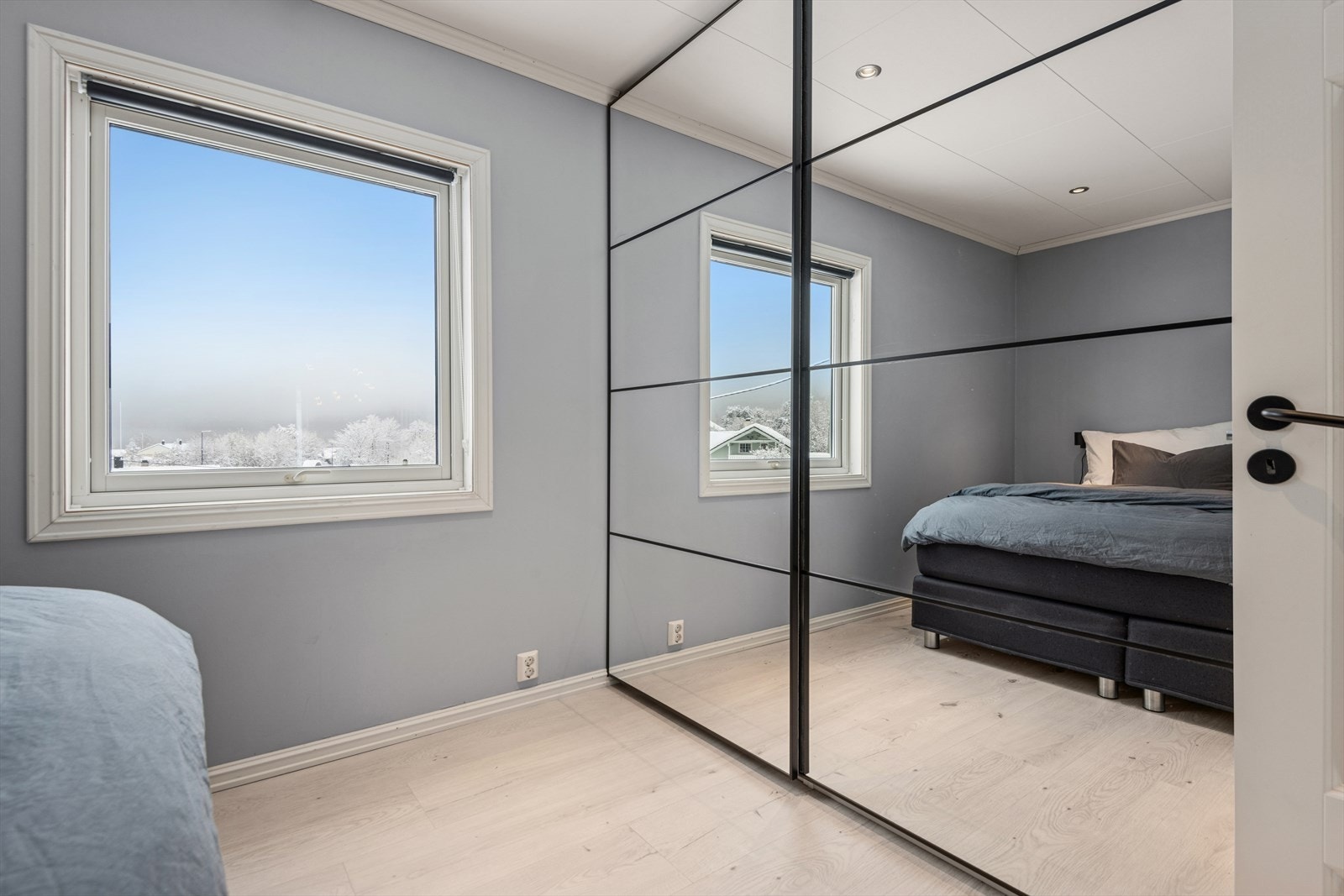 Skyvedørsgarderobe sørger for smart og effektiv oppbevaring. Galleribilde