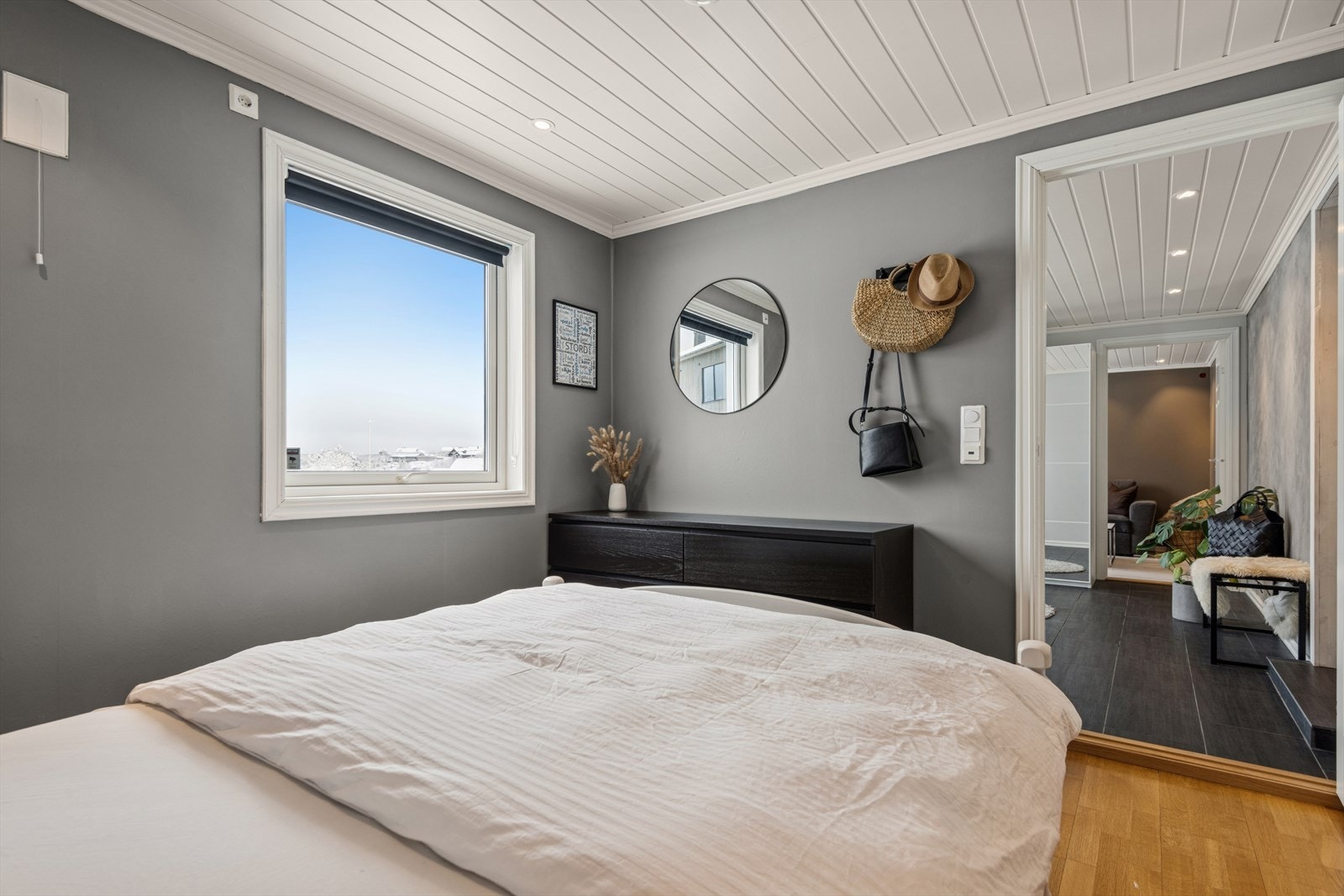 Romslig soverom med plass til både seng og kontorpult. Galleribilde