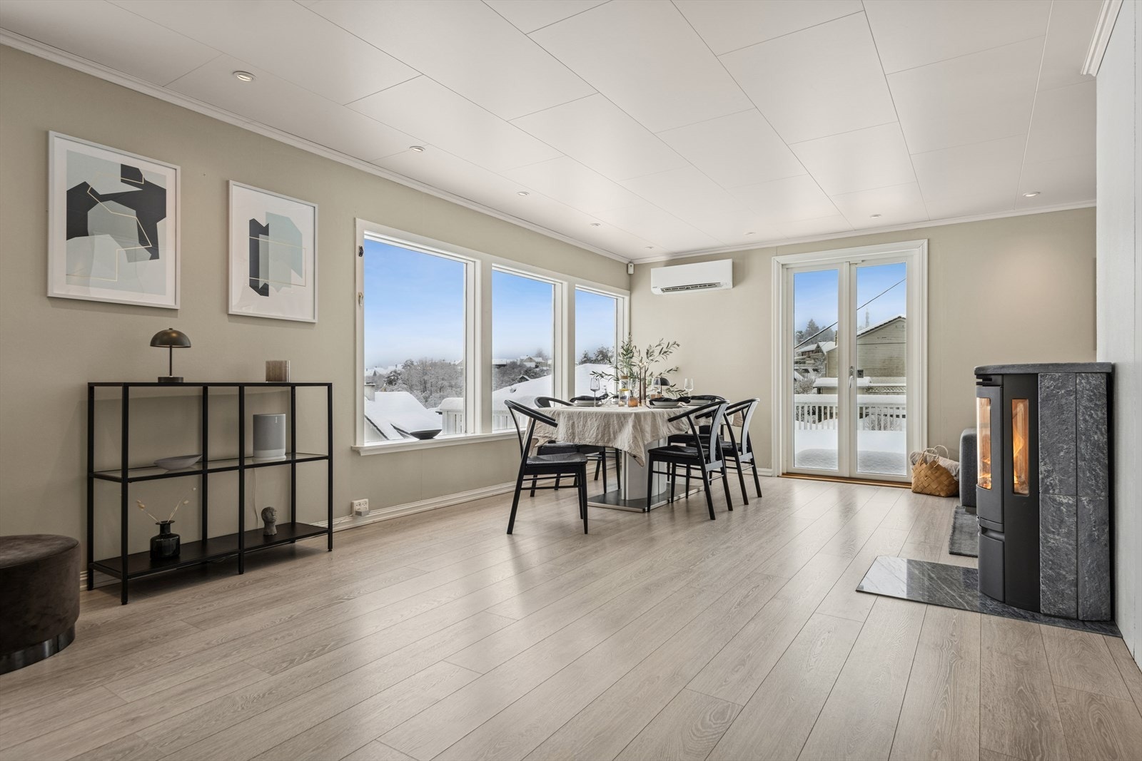 Lys og romslig spiseplass med naturlig tilknytning til både kjøkken og stue. Galleribilde