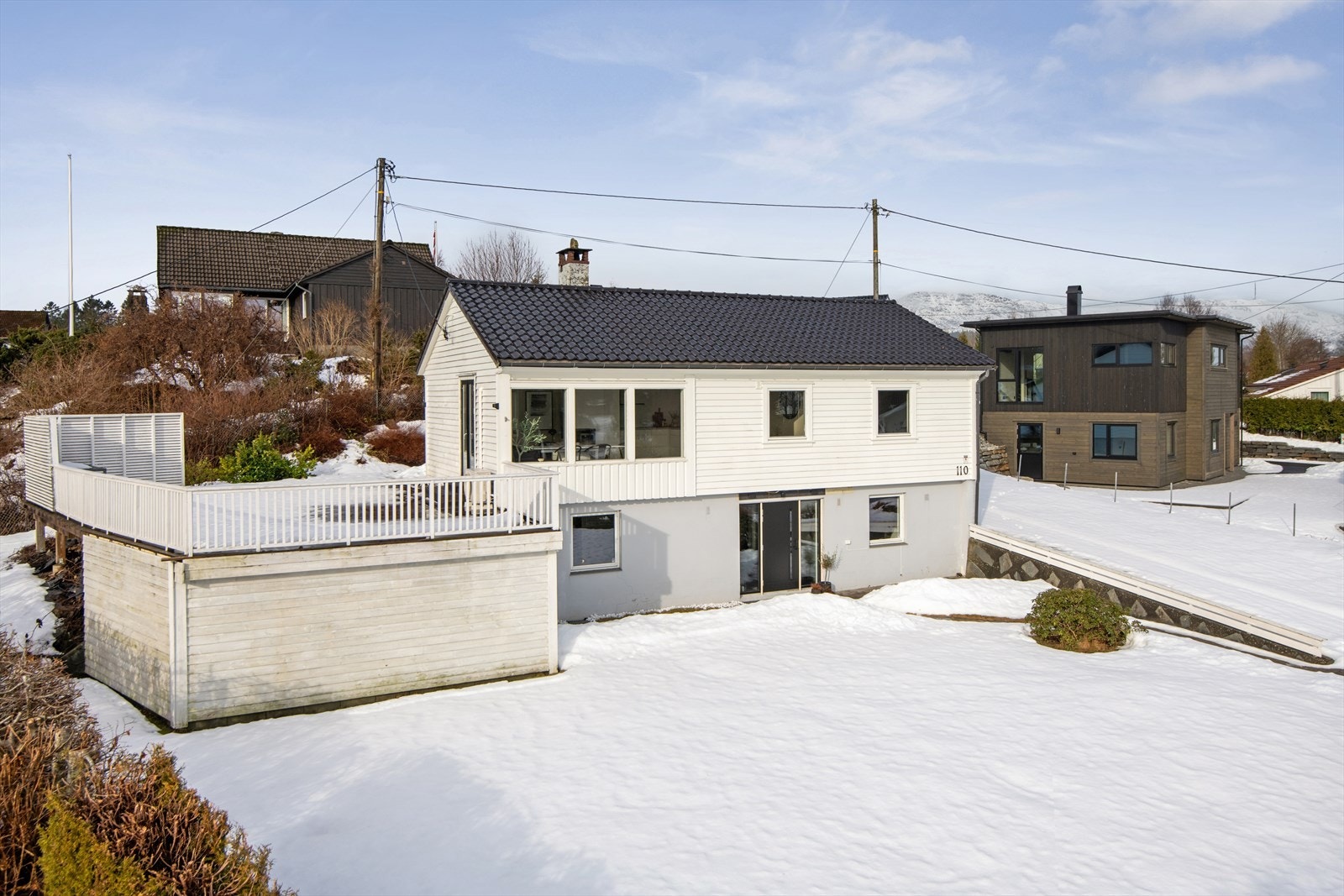 Ettertraktet beliggenhet i rolig blindgate - med garasje med el-billader, solrik tomt og stor terrasse. Galleribilde
