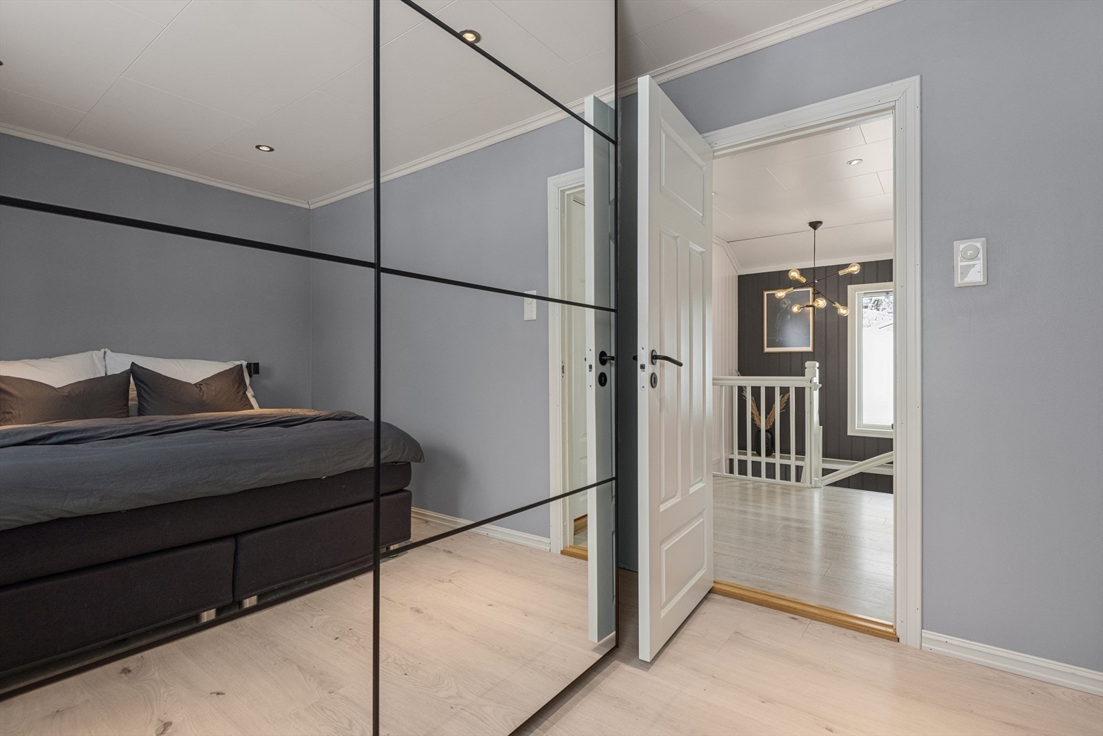 Rolig og lyst hovedsoverom med god plass til dobbeltseng. Galleribilde