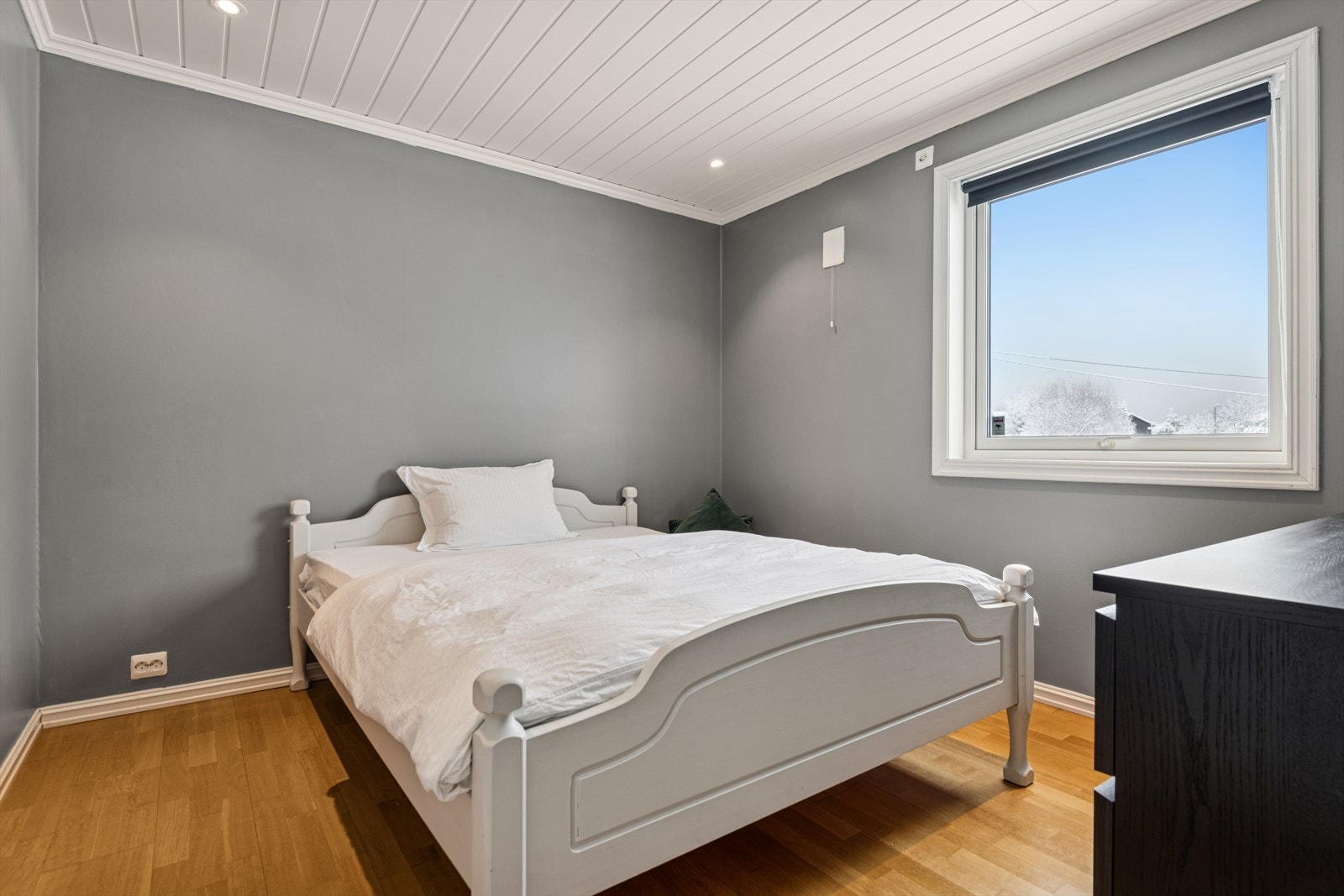 Lyst soverom med garderobeløsning og trivelig atmosfære. Galleribilde