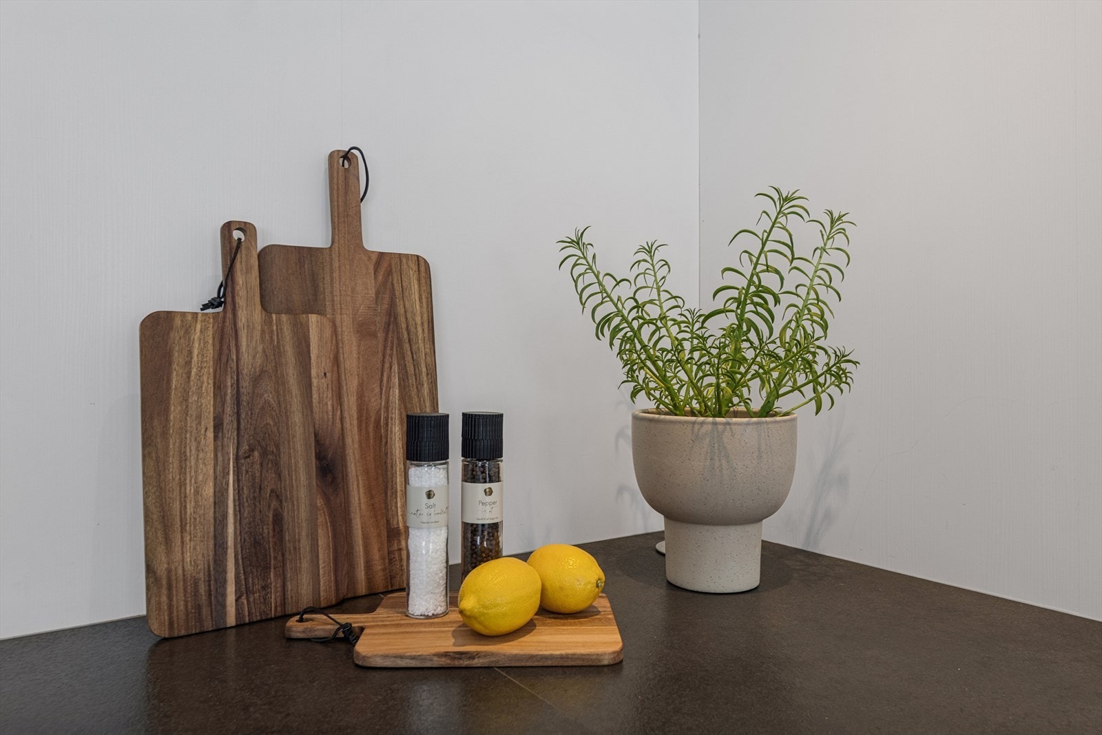 Gode arbeidsflater og smart planløsning i delvis åpen løsning mot stue. Galleribilde