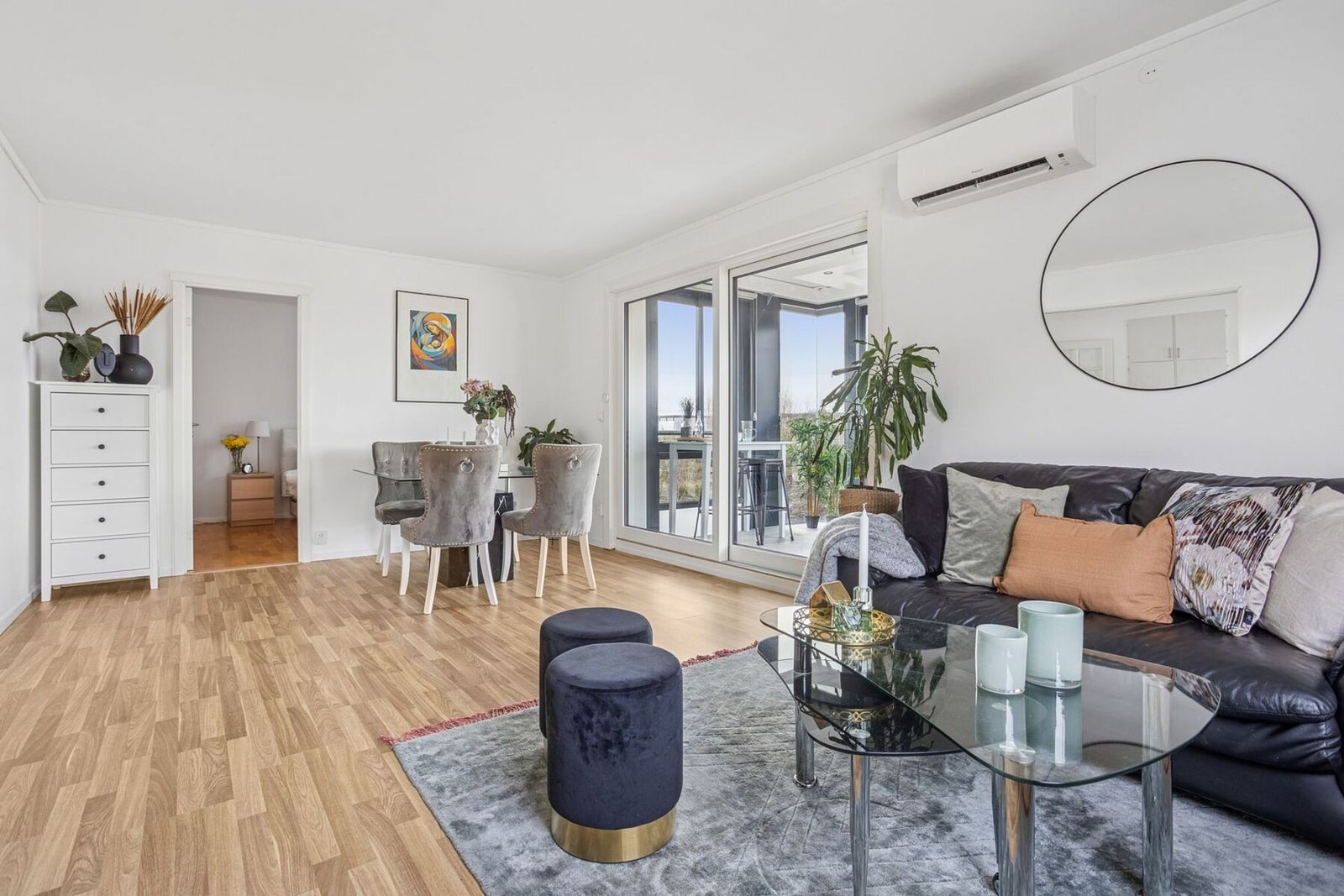 Stuen er meget romslig og byr på mange innredningsmuligheter. Her kan man enkelt skape både en hyggelig sofakrok og en egen sone for spiseplass. Galleribilde